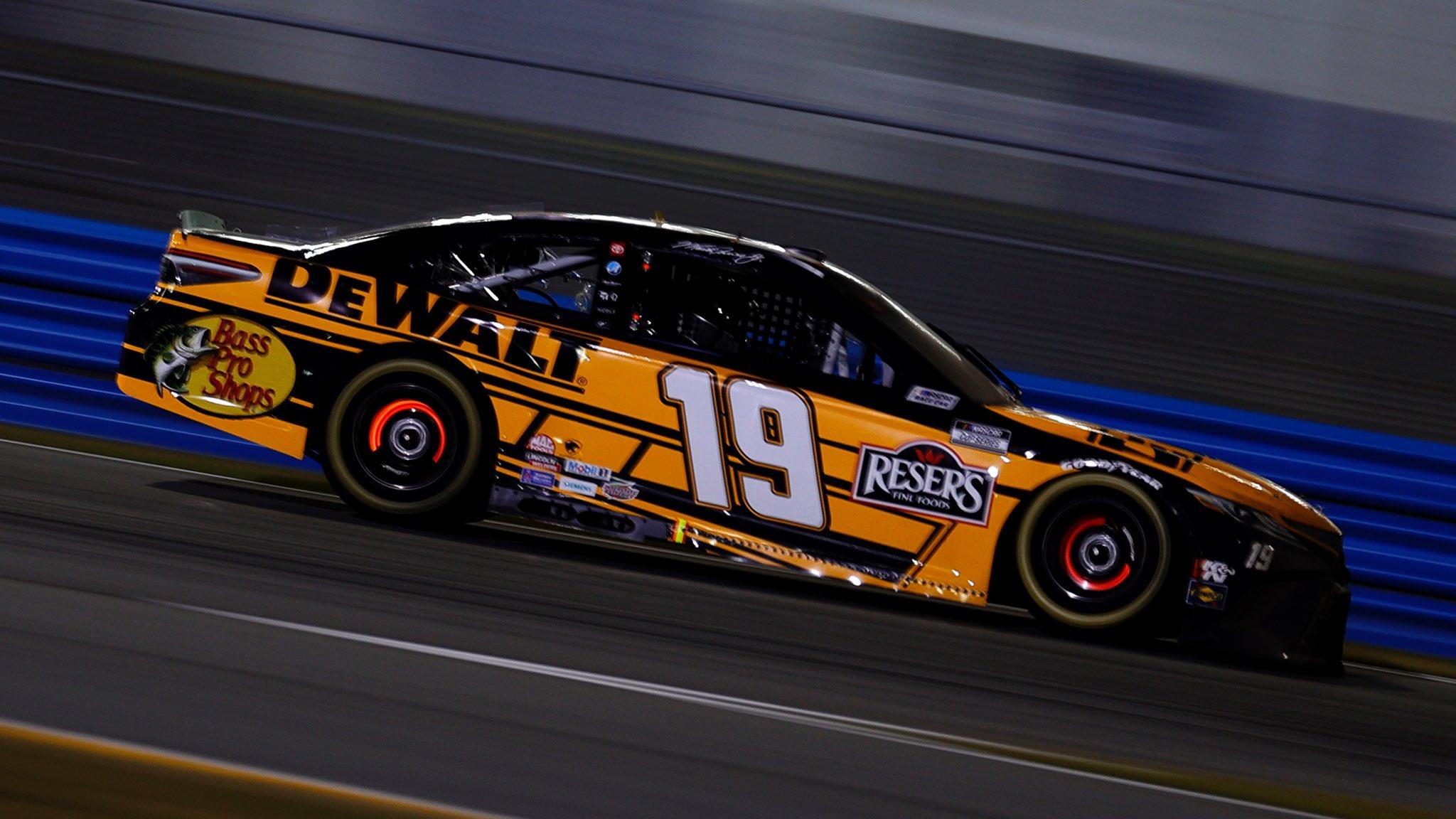 2048x1152 Martin Truex Jr. Signs Contract Extension with Joe Gibbs Racing Ahead of 2021