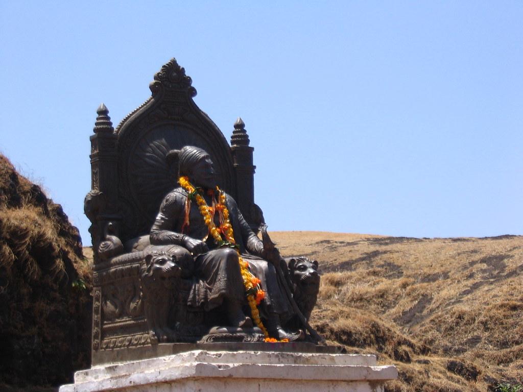1024x768 Statue Shivaji Maharaj on Raigad fort