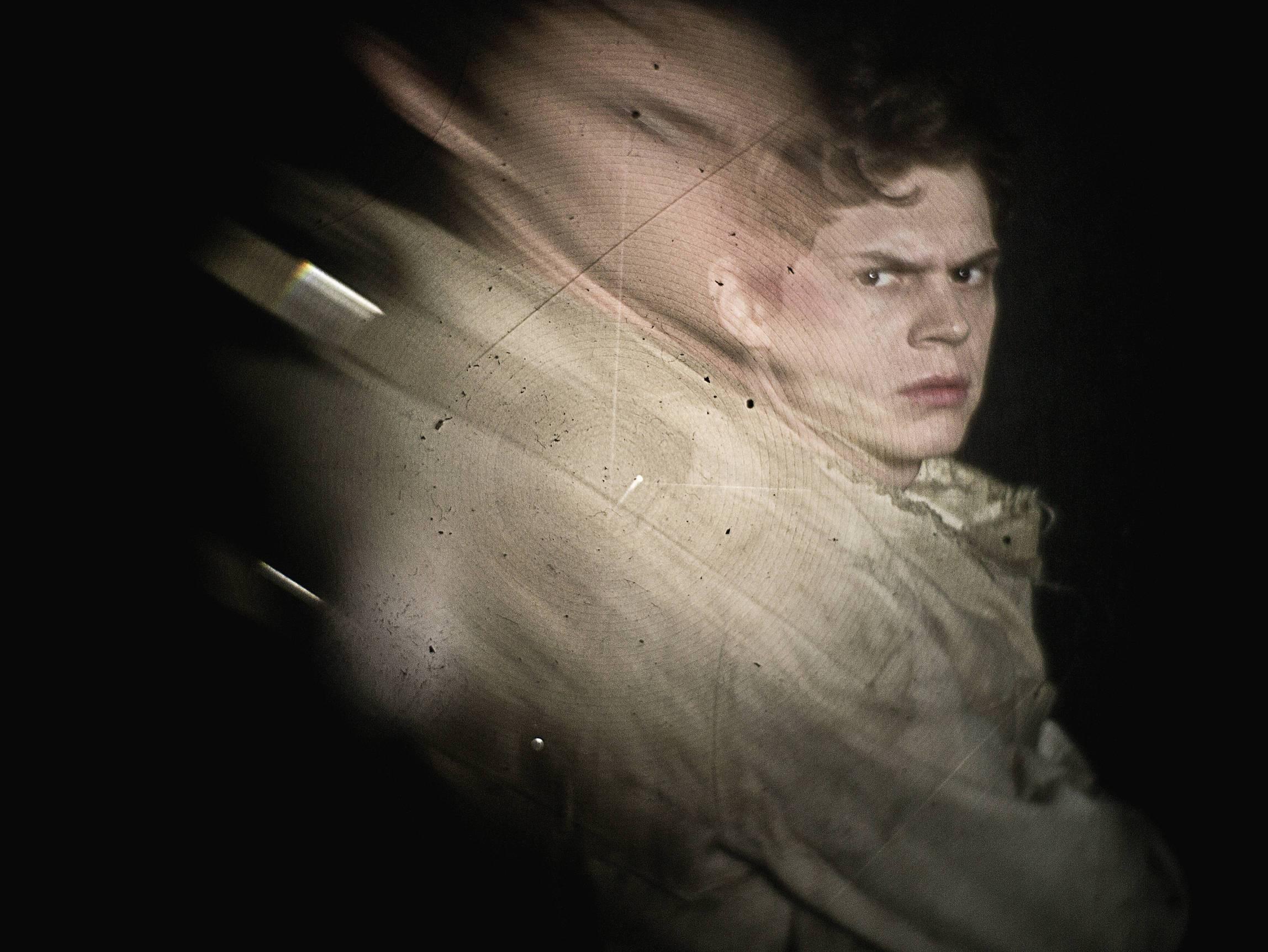 2296x1724 Evan Peters HD Wallpaper for desktop download
