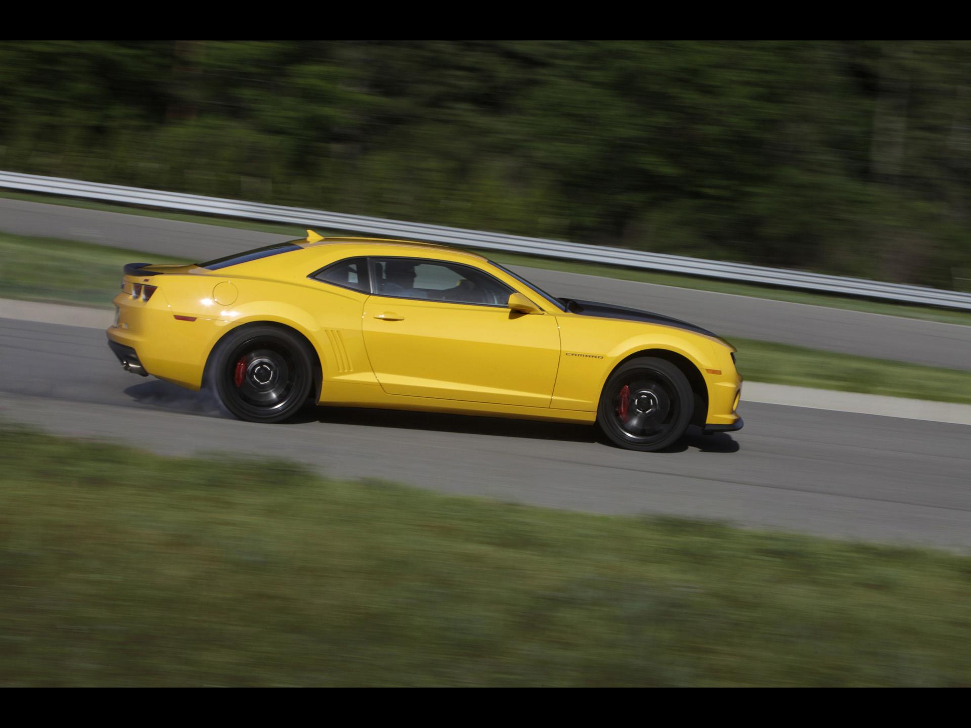1920x1440 Chevrolet Camaro 1LE Yellow Motion Side wallpaper Chevrolet Camaro 1LE Yellow Motion Side