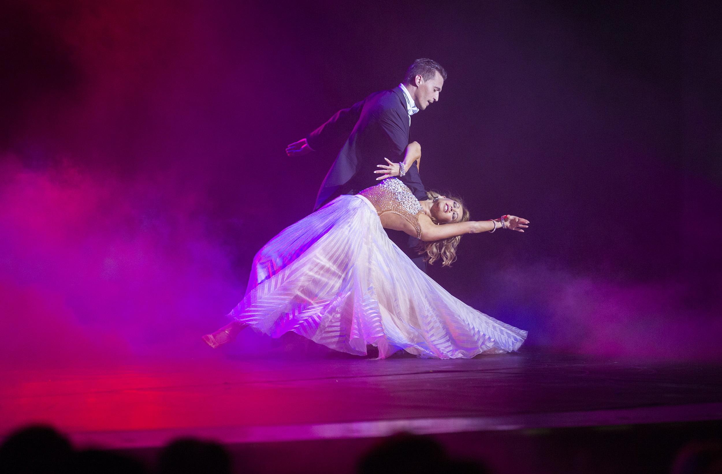 2500x1642 Dancer Wallpaper background picture