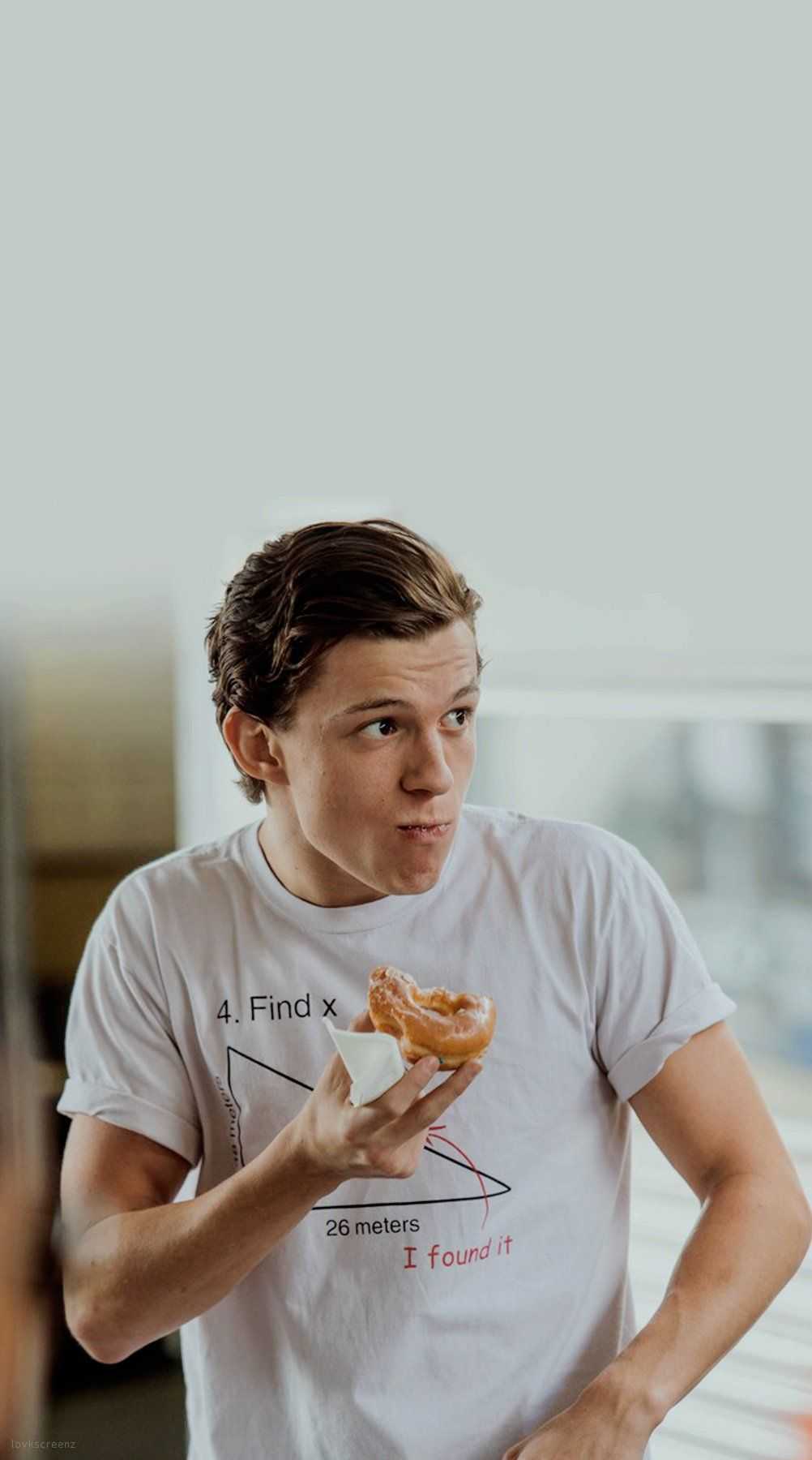 1002x1800 Cute Tom Holland Wallpaper Free HD Wallpaper