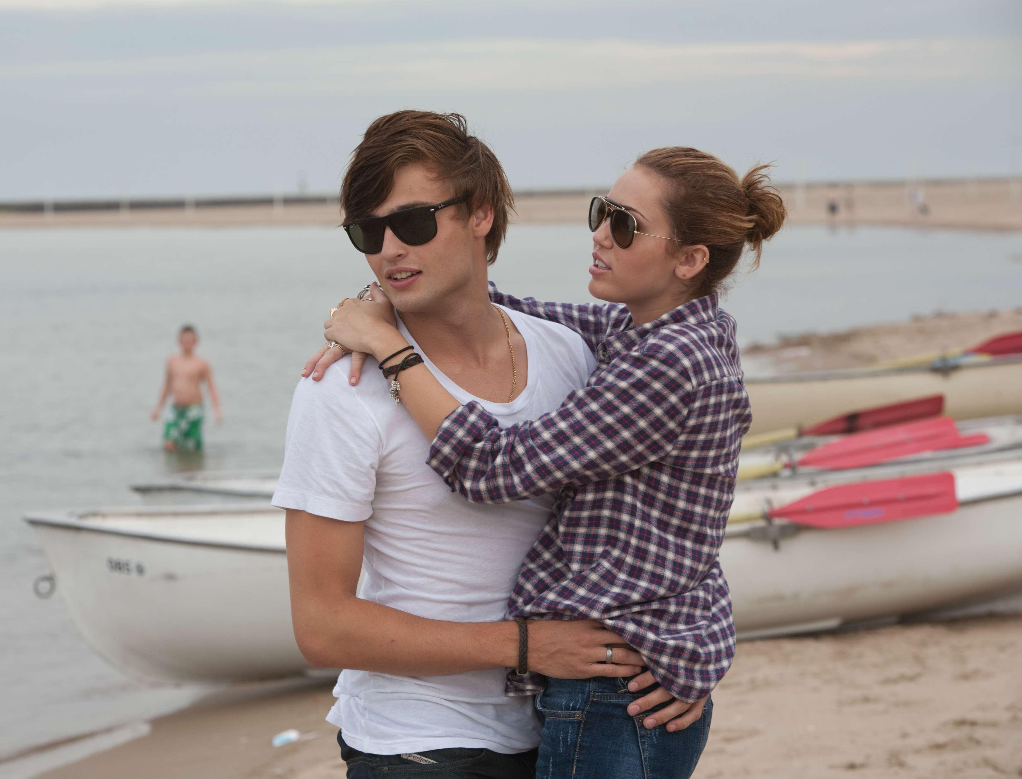 3490x2660 Miley Cyrus and Douglas Booth, the movie LOL Desktop wallpaper 1920x1080