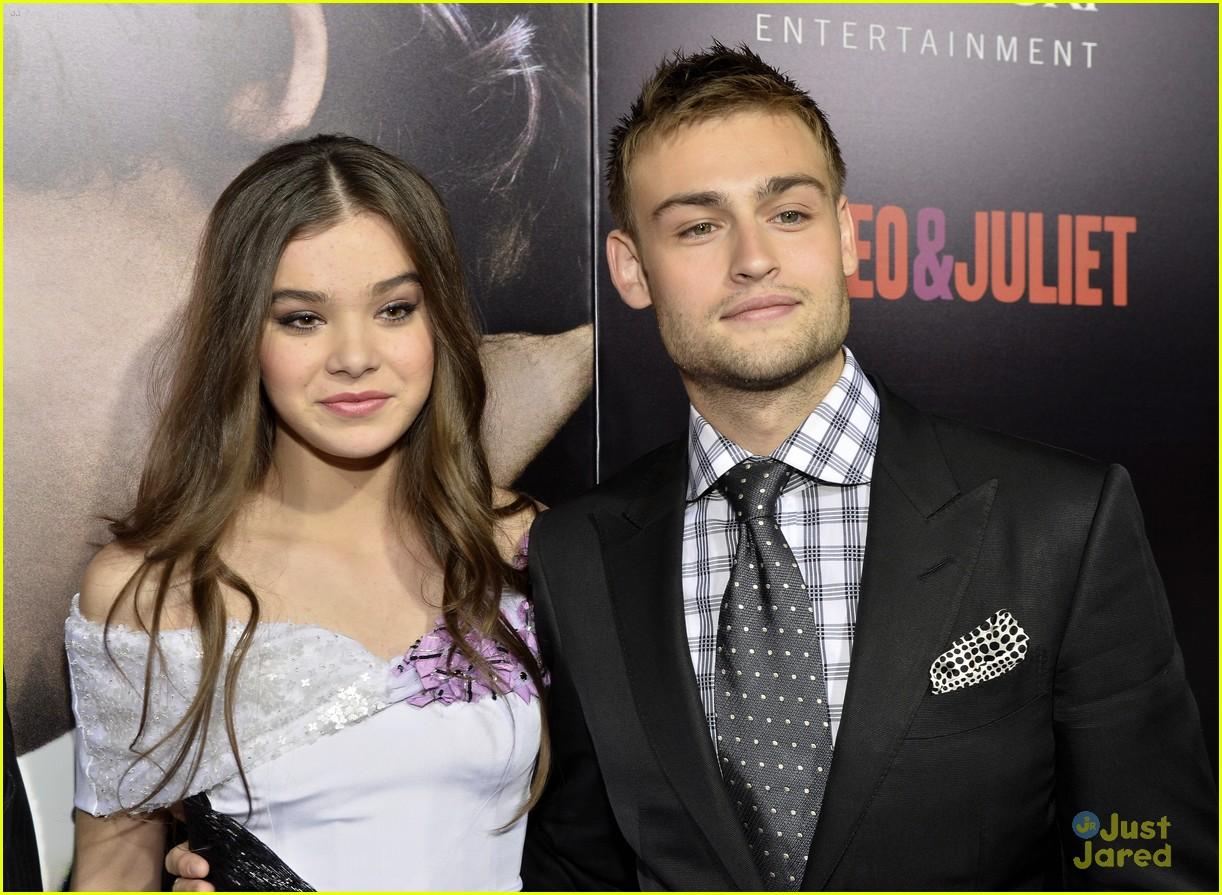 1222x895 Hailee Steinfeld & Douglas Booth: 'Romeo & Juliet' Premiere Pair: Photo 601354. Douglas Booth, Hailee Steinfeld Picture. Just Jared Jr