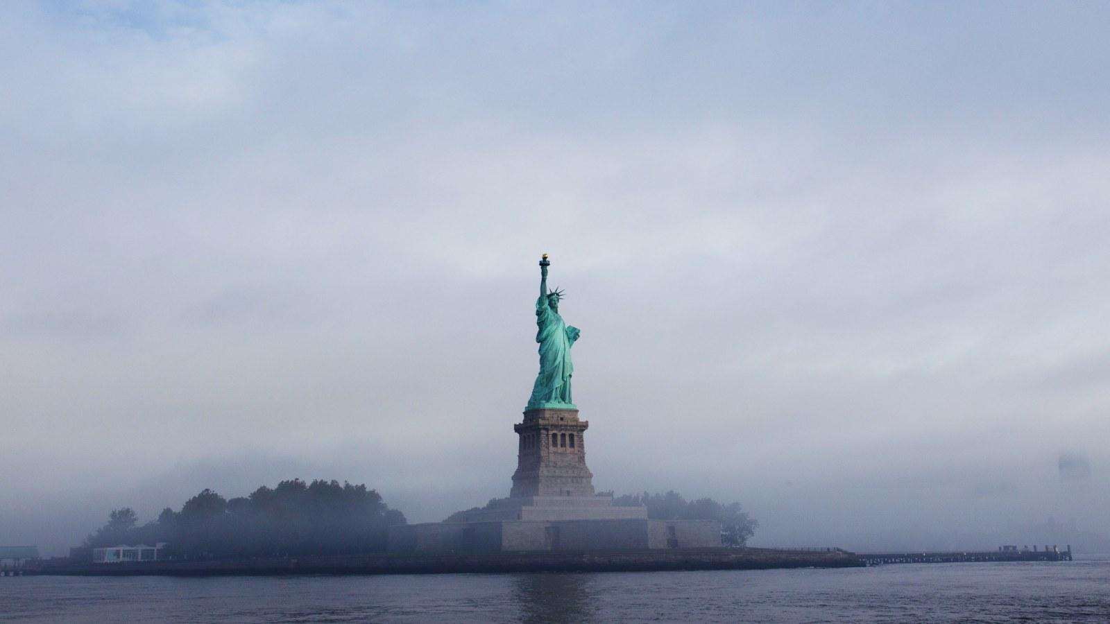 1600x900 Photo That Captured the Electrifying Moment Lightning Nearly Hit the Statue of Liberty