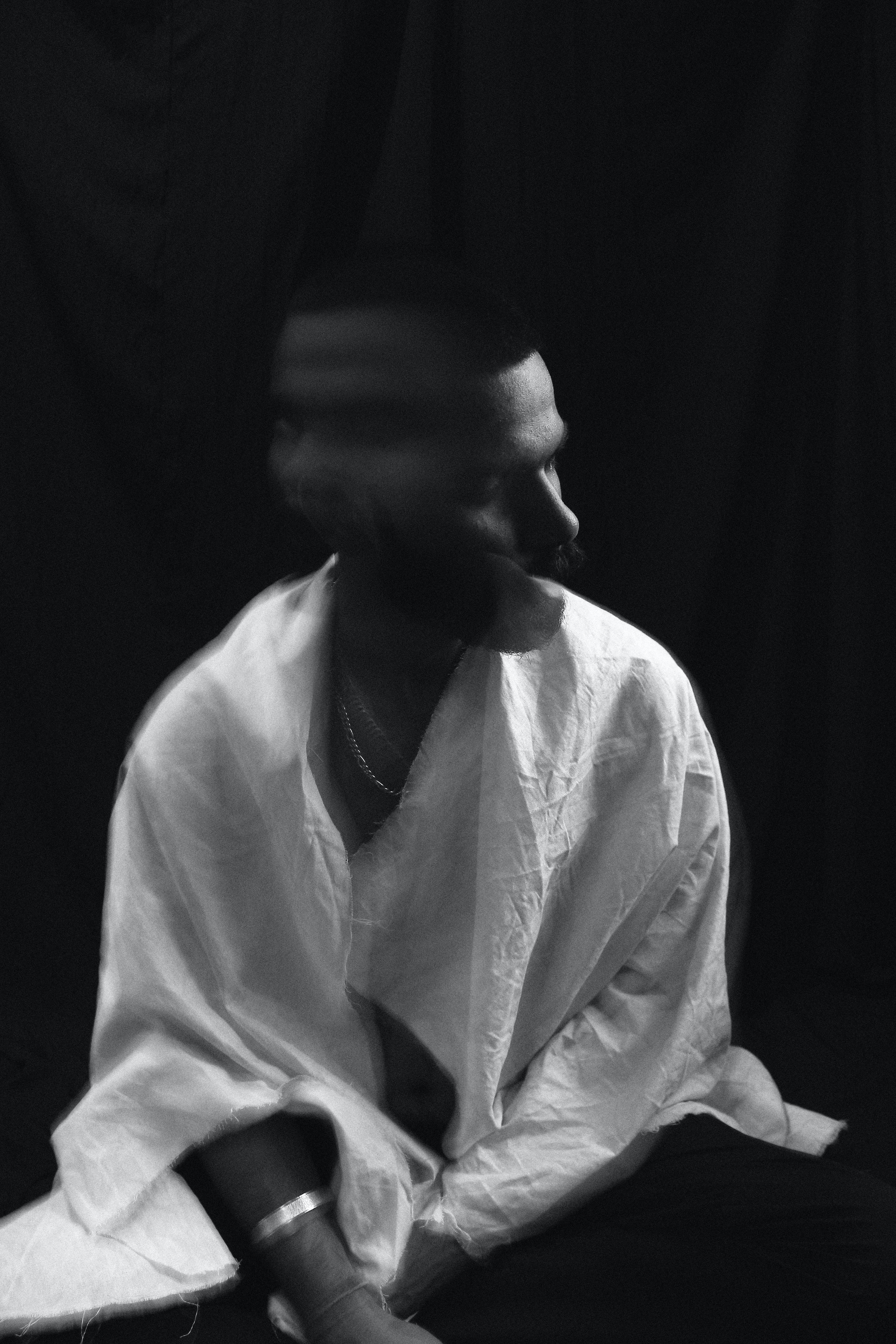 3456x5184 Depressed young man with blurred head in dark room · Free