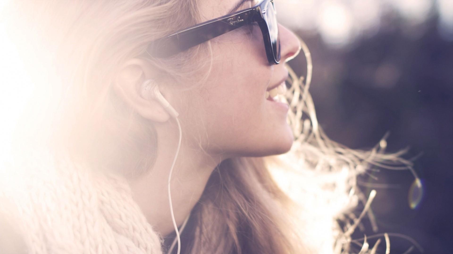 1920x1080 Hipster Girl Smiling desktop PC and Mac wallpaper