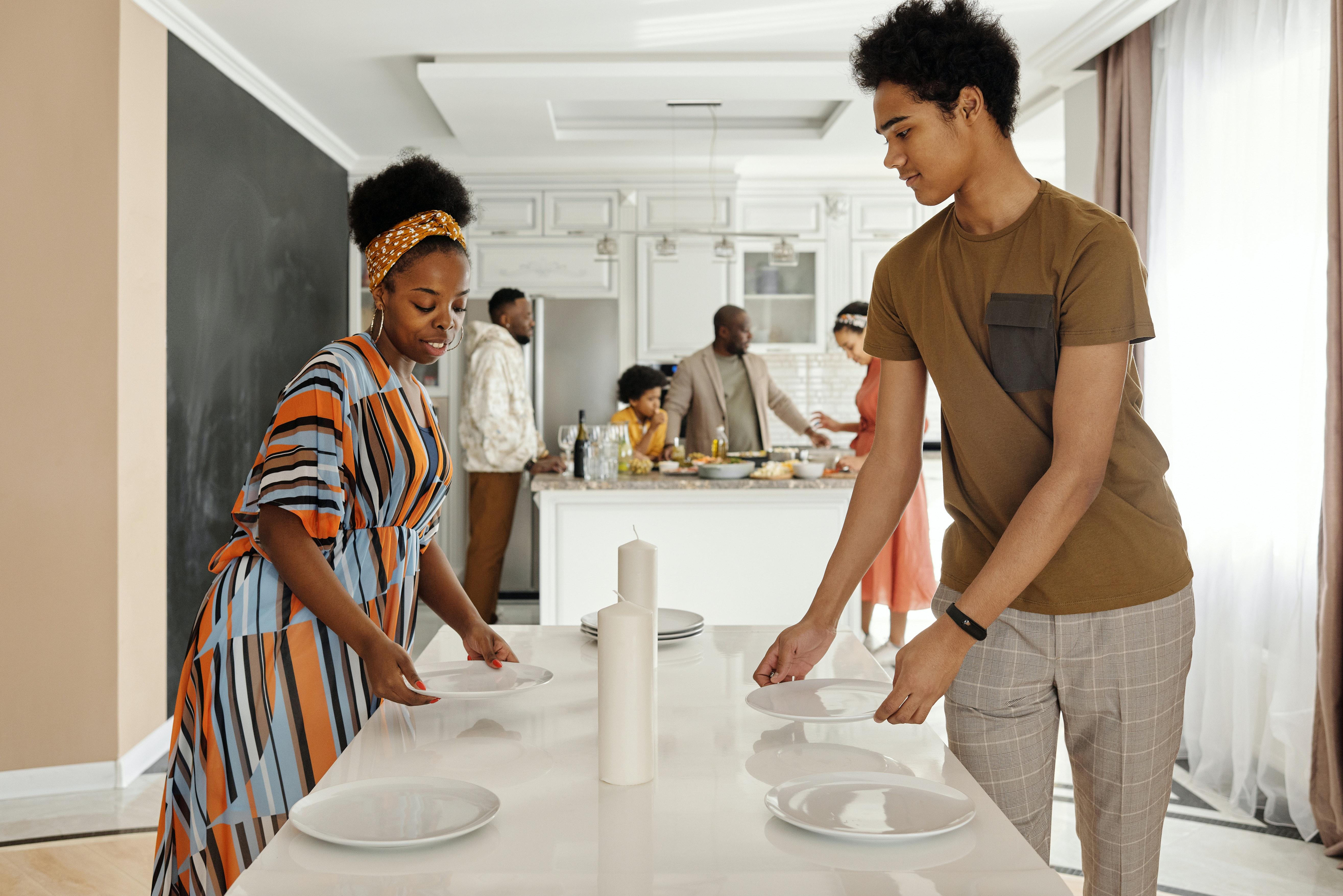 5260x3510 Family Setting the Table for Dinner · Free