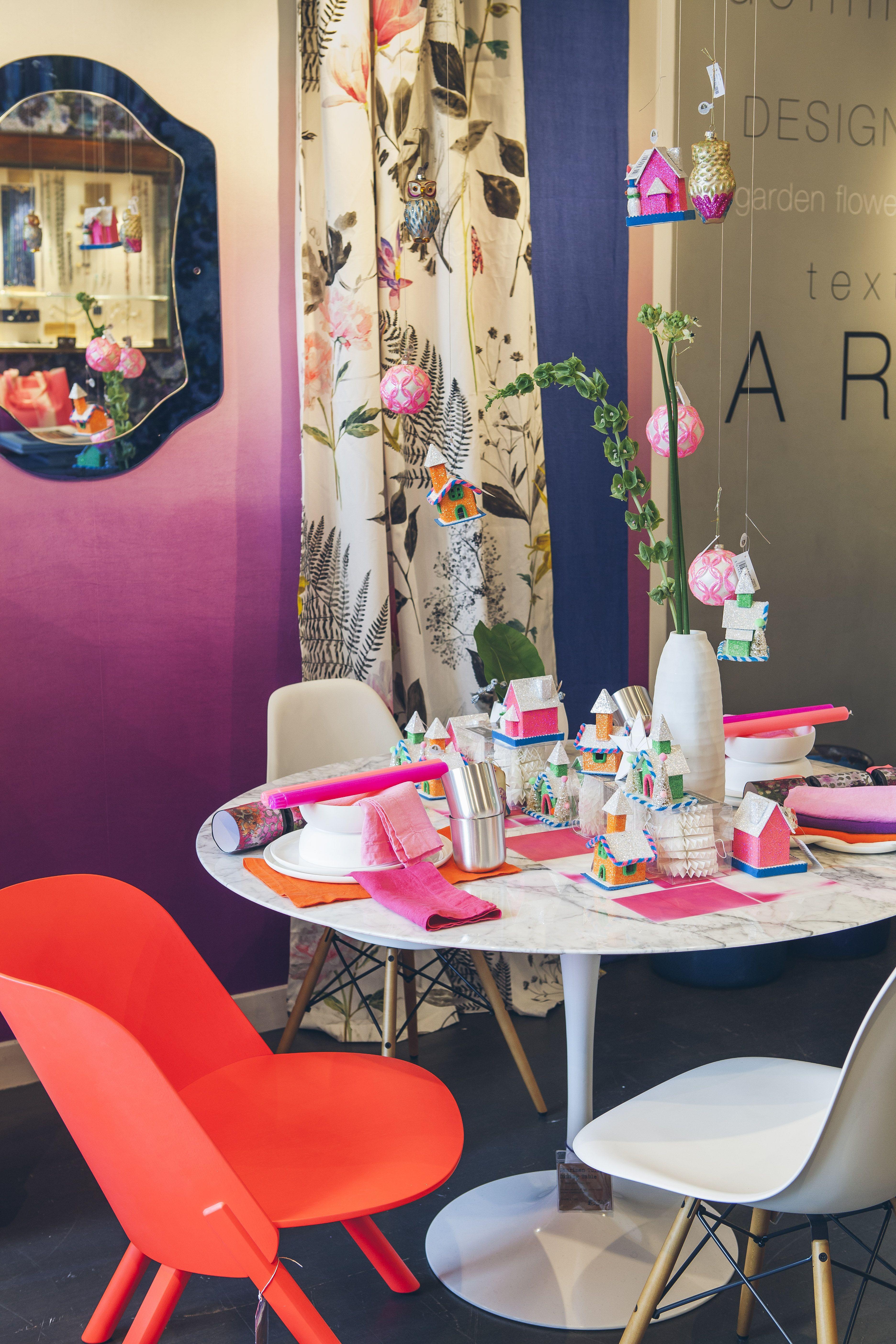 3744x5616 Our Saraille ombre wallpaper in crocus is the perfect backdrop for a fabulous table setting for Christmas. Luxury home decor, Christmas table settings, Home decor