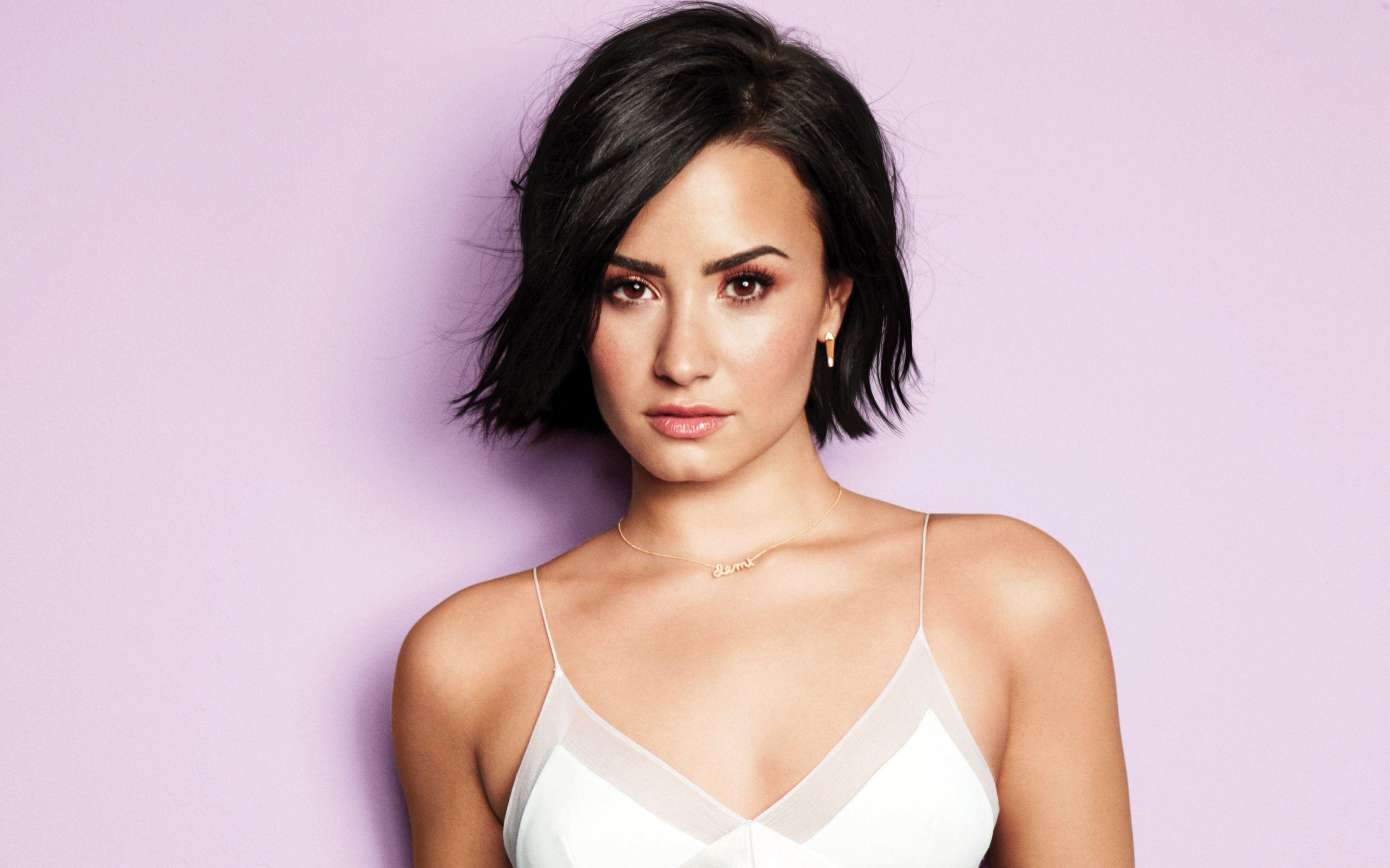 2880x1800 Demi Lovato 38 Wallpaper