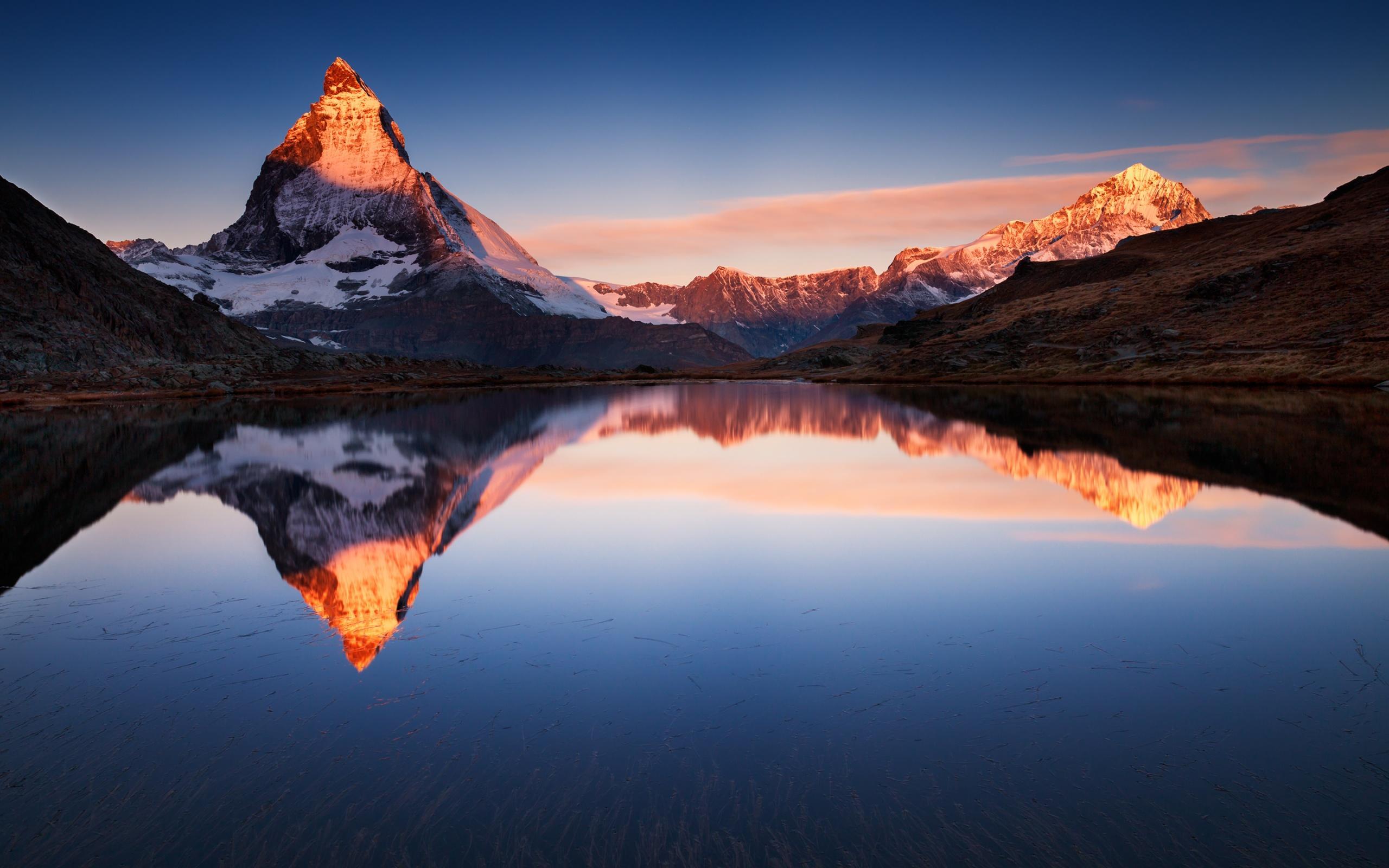 2560x1600 Mountain Lake Reflection Wallpaper