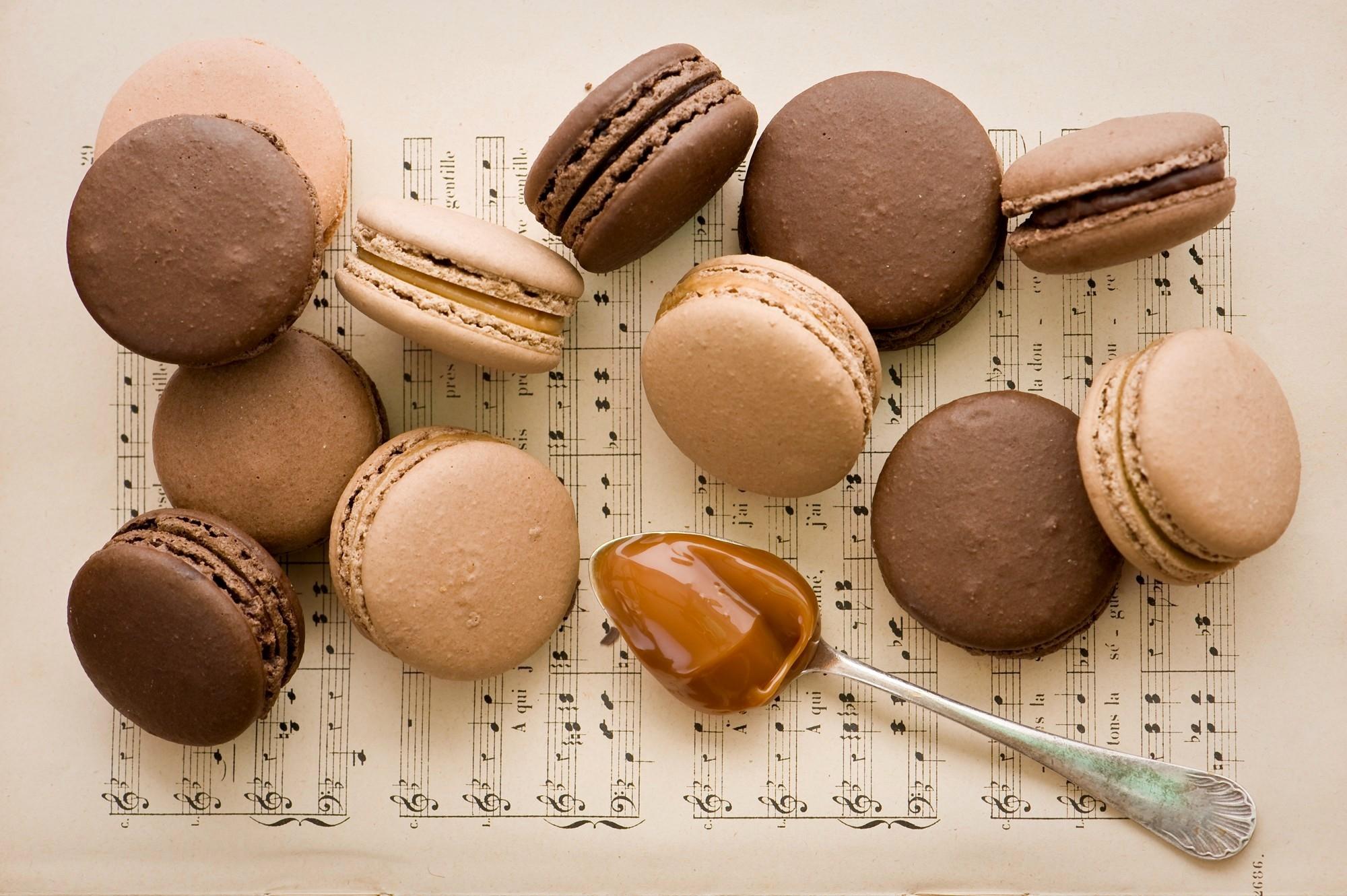 2000x1331 Picture Macaron Food Spoon Cookies Many Pastry 2000x1331