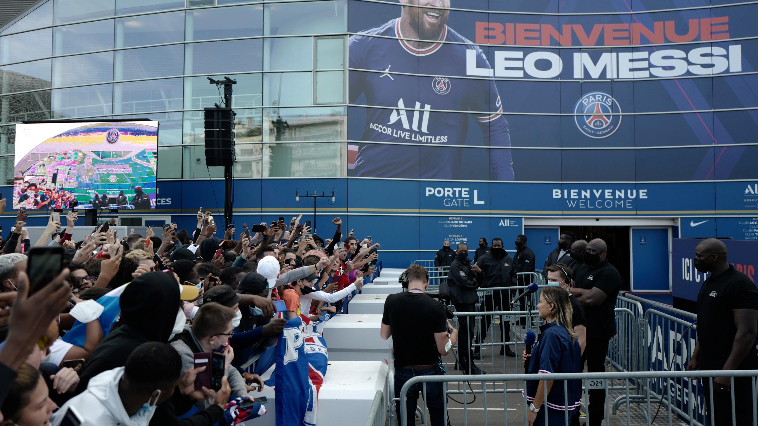2560x1440 Lionel Messi eyes Champions League trophy with PSG