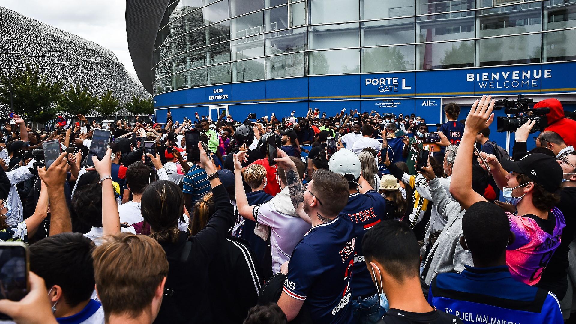 1920x1080 Barcelona member tries to block Messi's Ligue 1 move as PSG fans wait
