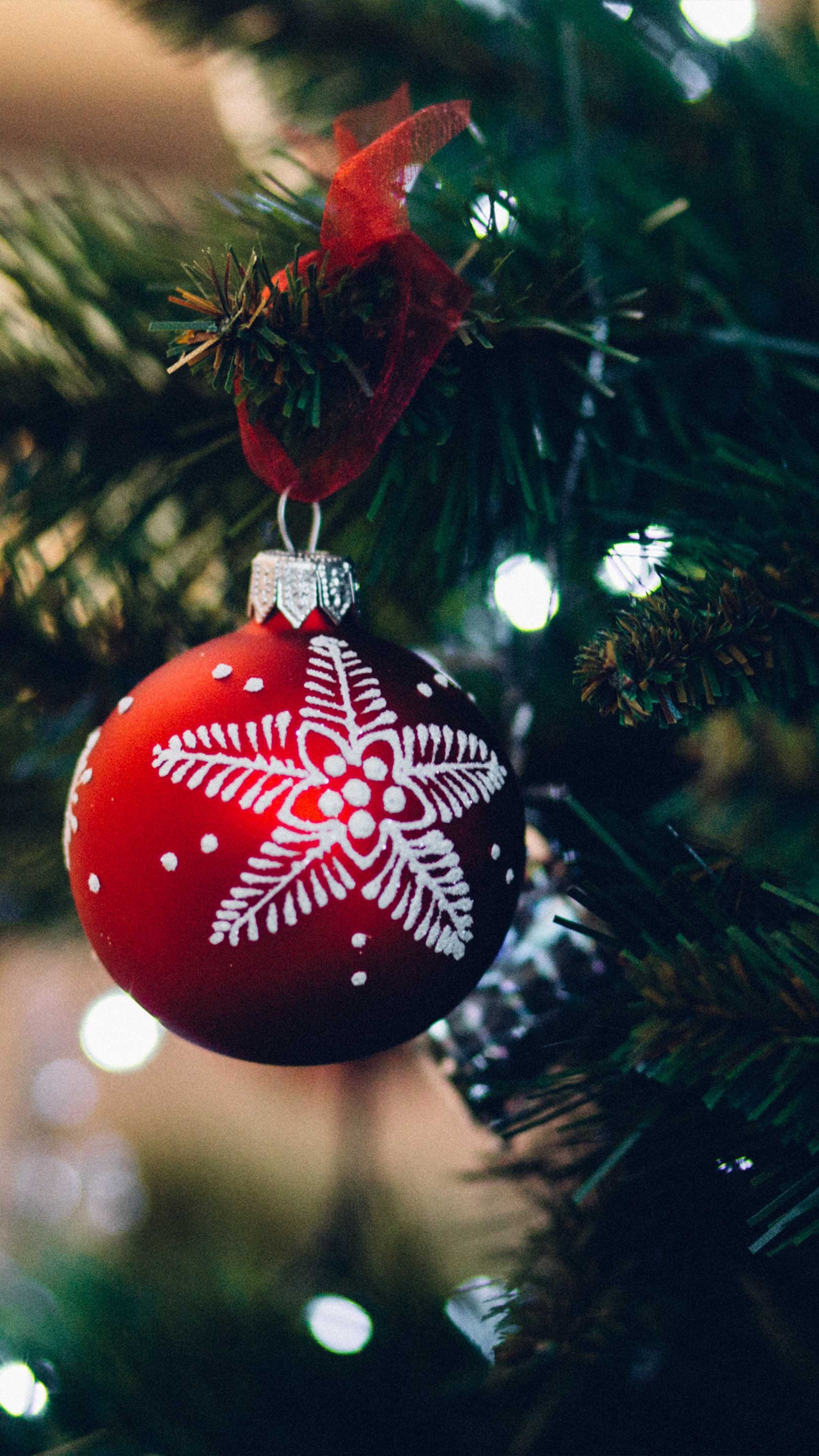 2160x3840 Christmas Tree Ball Decoration 4K Ultra HD Mobile Wallpaper HD mobile Wallpaper