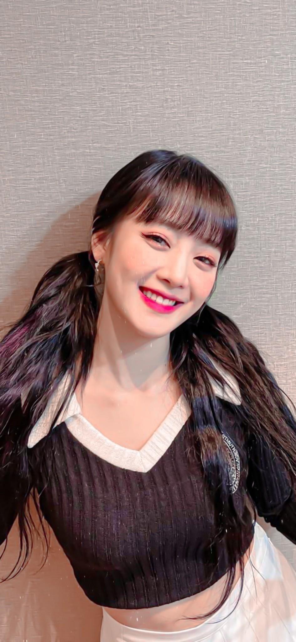 945x2048 g idle wallpaper