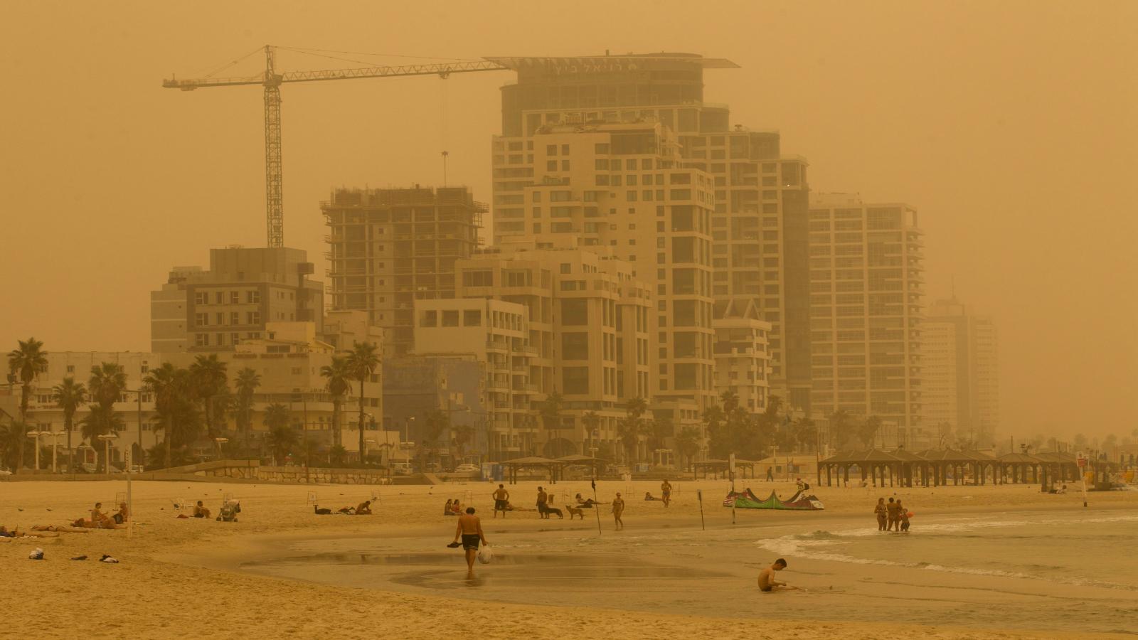 1600x900 14 Year Old Cleans The Sky In Cute Sandstorm Video