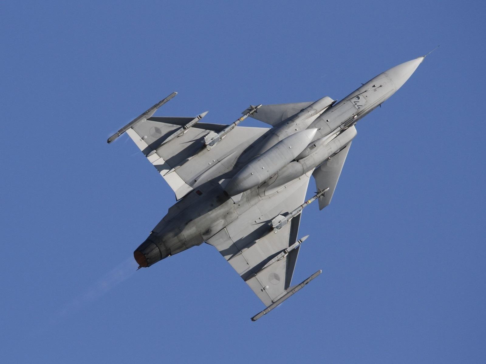1600x1200 Wallpaper JAS 39 Gripen multipurpose bomber flight 1920x1200 HD Picture, Image