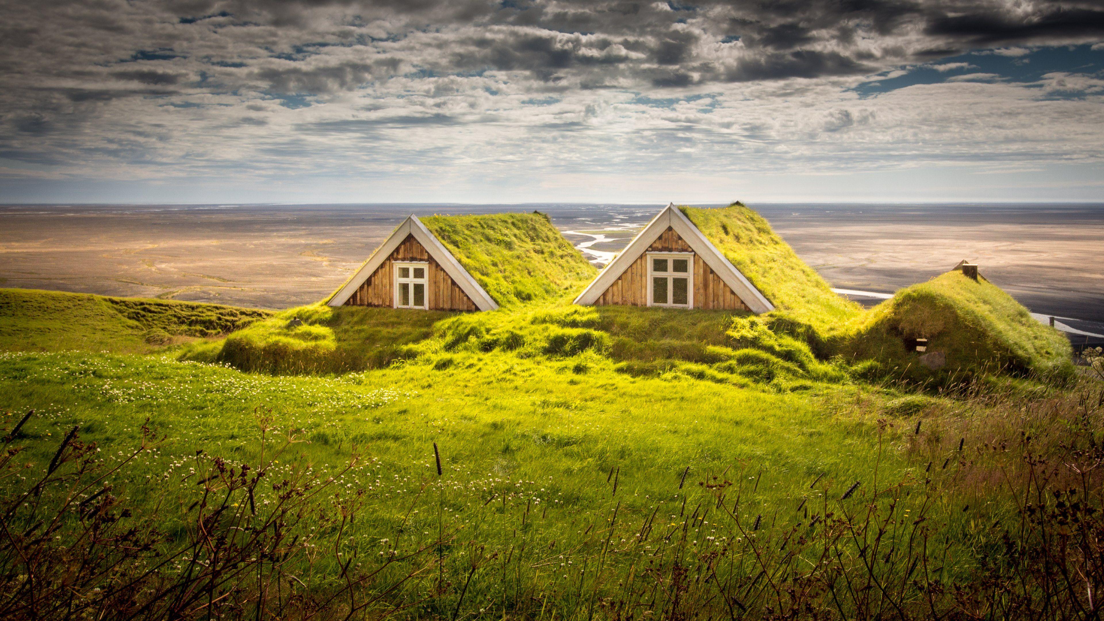 Страна целый дом. Исландия ландшафт. Исландия холмы. Одинокий домик. Дом в поле.