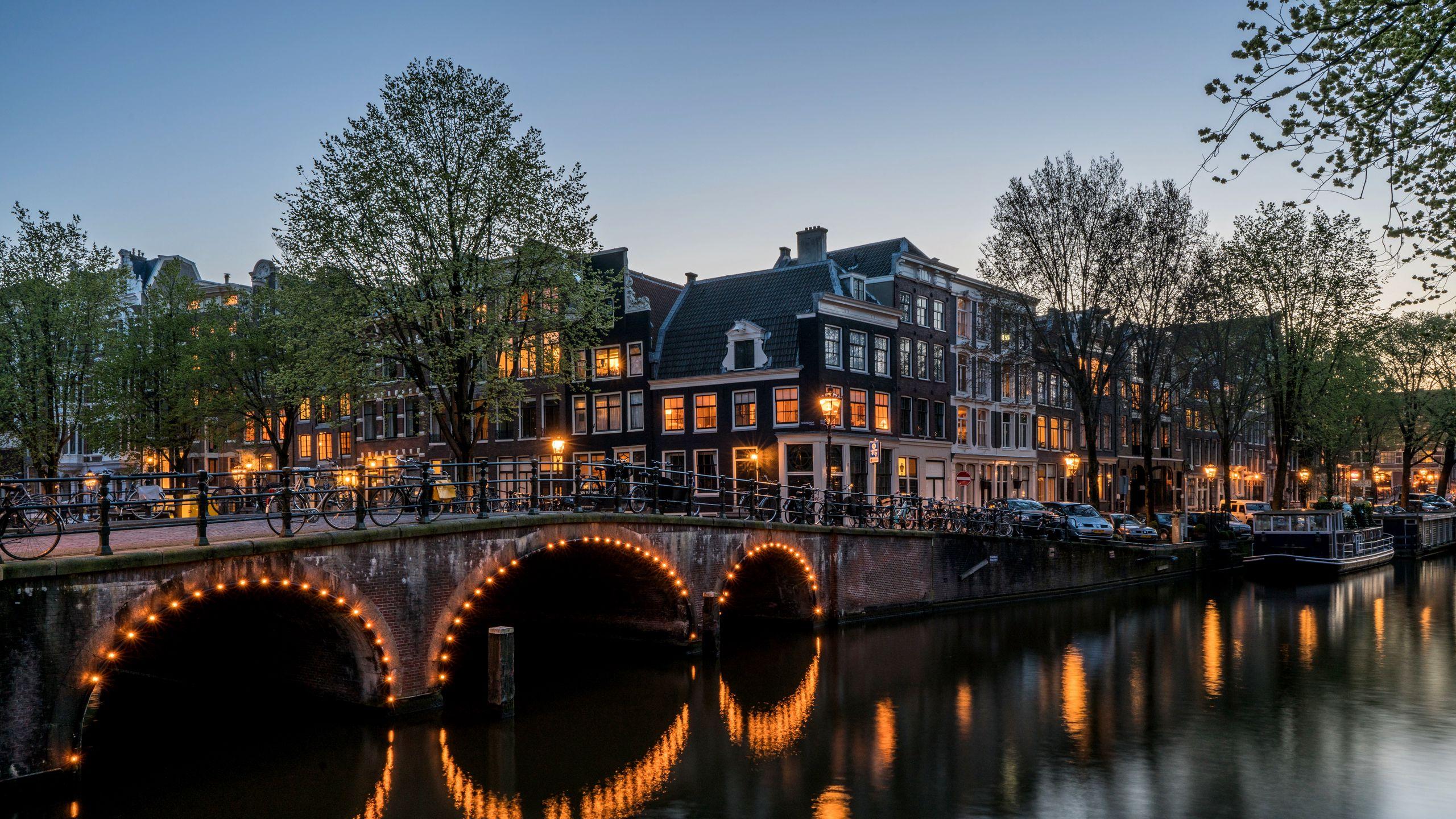 2560x1440 Download wallpaper 2560x1440 canal, buildings, bridge, amsterdam, keizersgracht widescreen 16:9 HD background