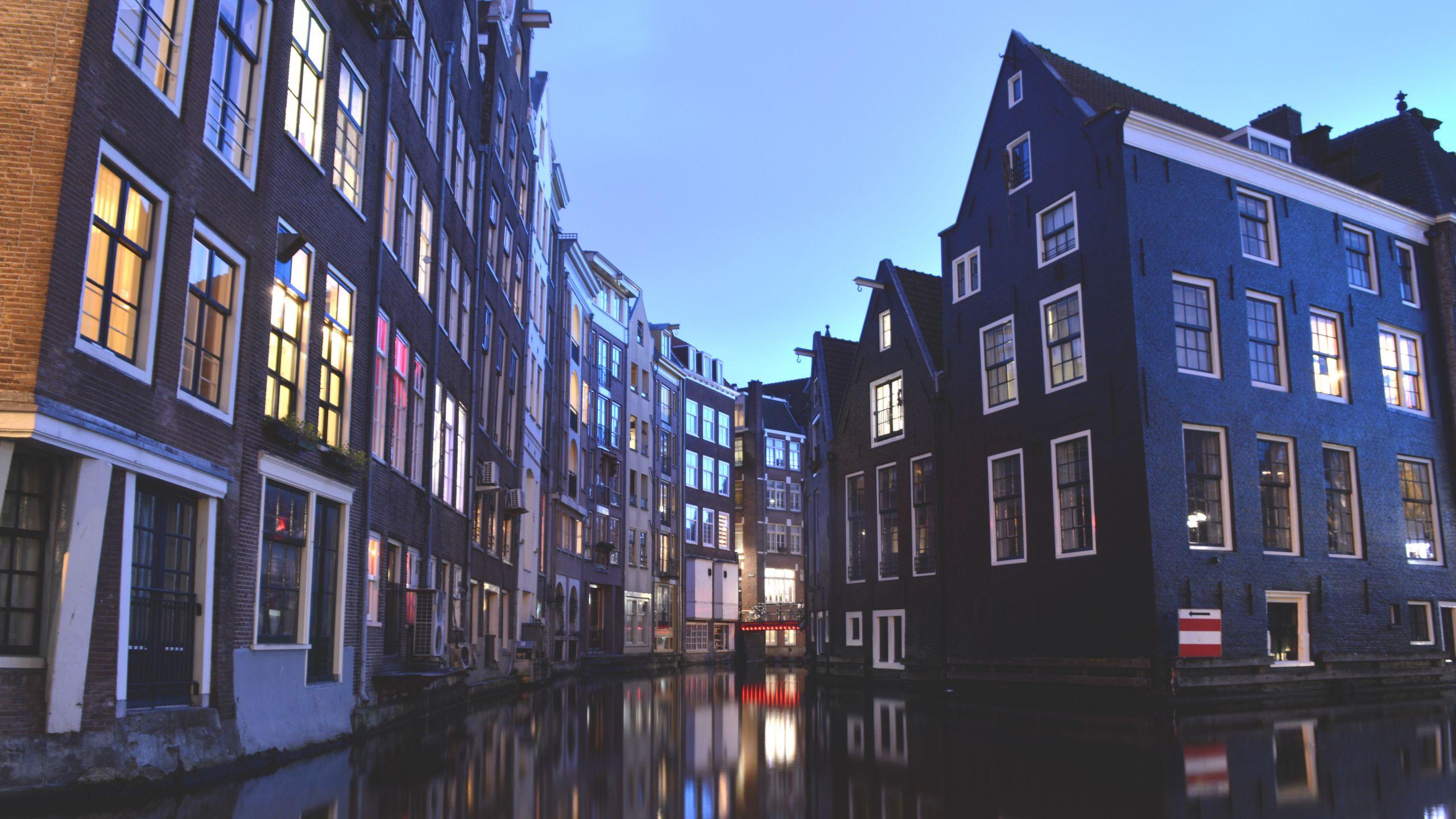 2560x1440 Download wallpaper 2560x1440 amsterdam, netherlands, buildings, canal widescreen 16:9 HD background