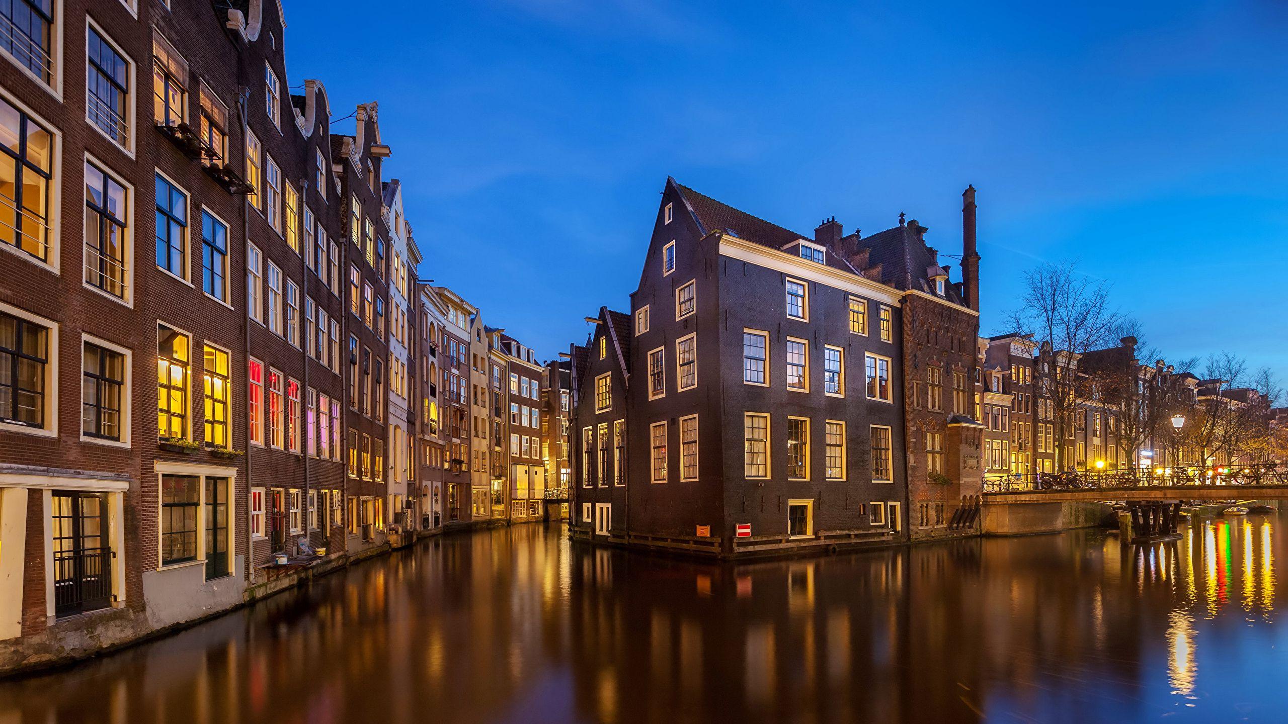 2560x1440 Evening On The Canal Wallpaper