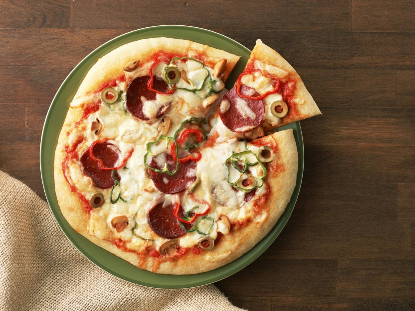 1440x1080 Pan Pepperoni Pizza desktop PC and Mac wallpaper