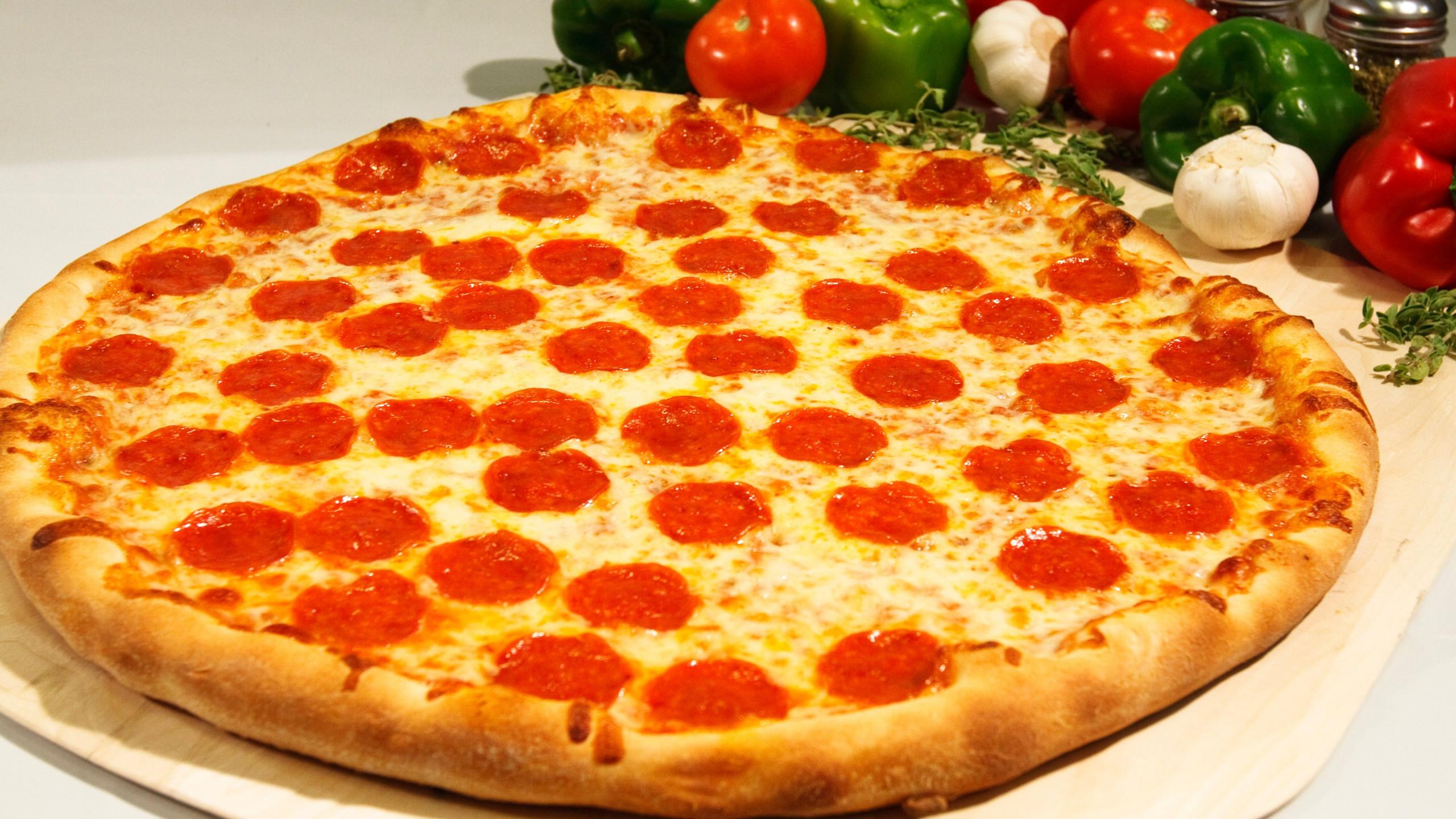 2560x1440 Pepperoni Pizza Wallpaper HD 61658