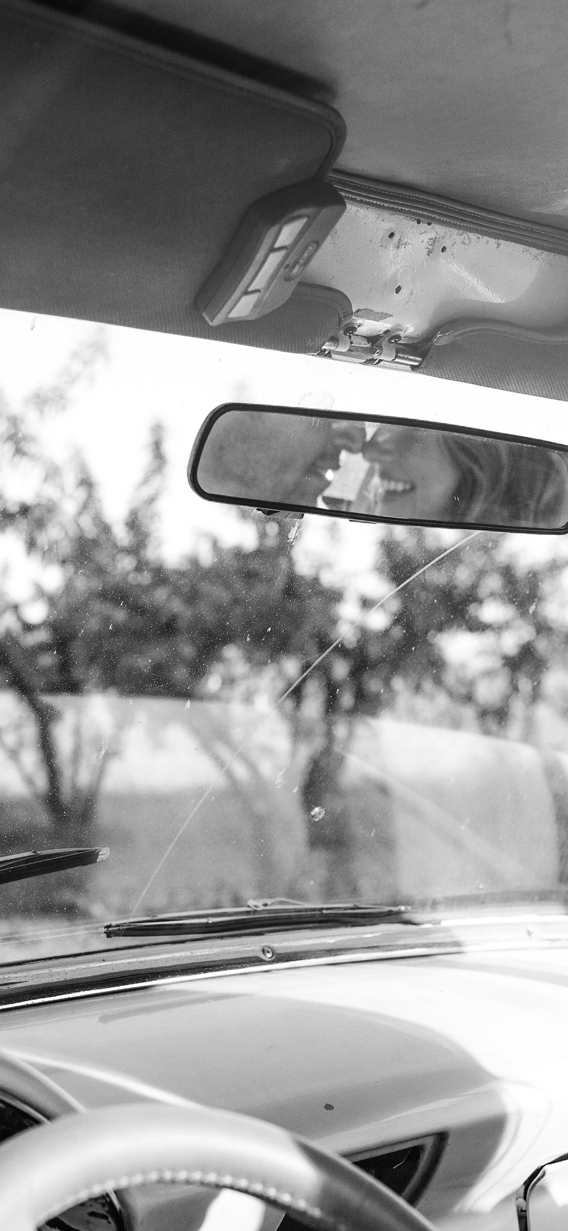 1125x2436 iPhone X wallpaper. car couple love city kiss cute vintage bw dark