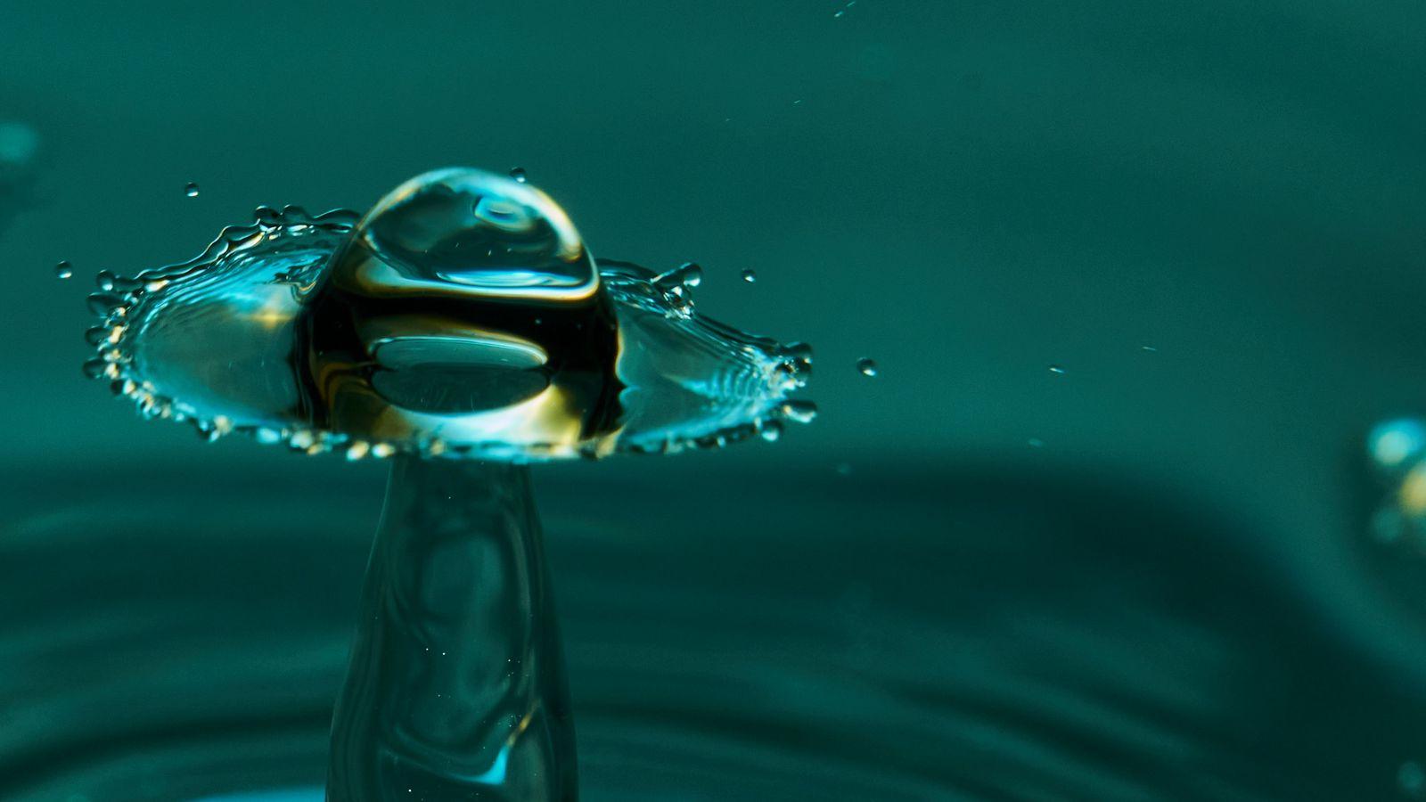 1600x900 Download wallpaper 1600x900 water, spray, macro, splash widescreen 16:9 HD background