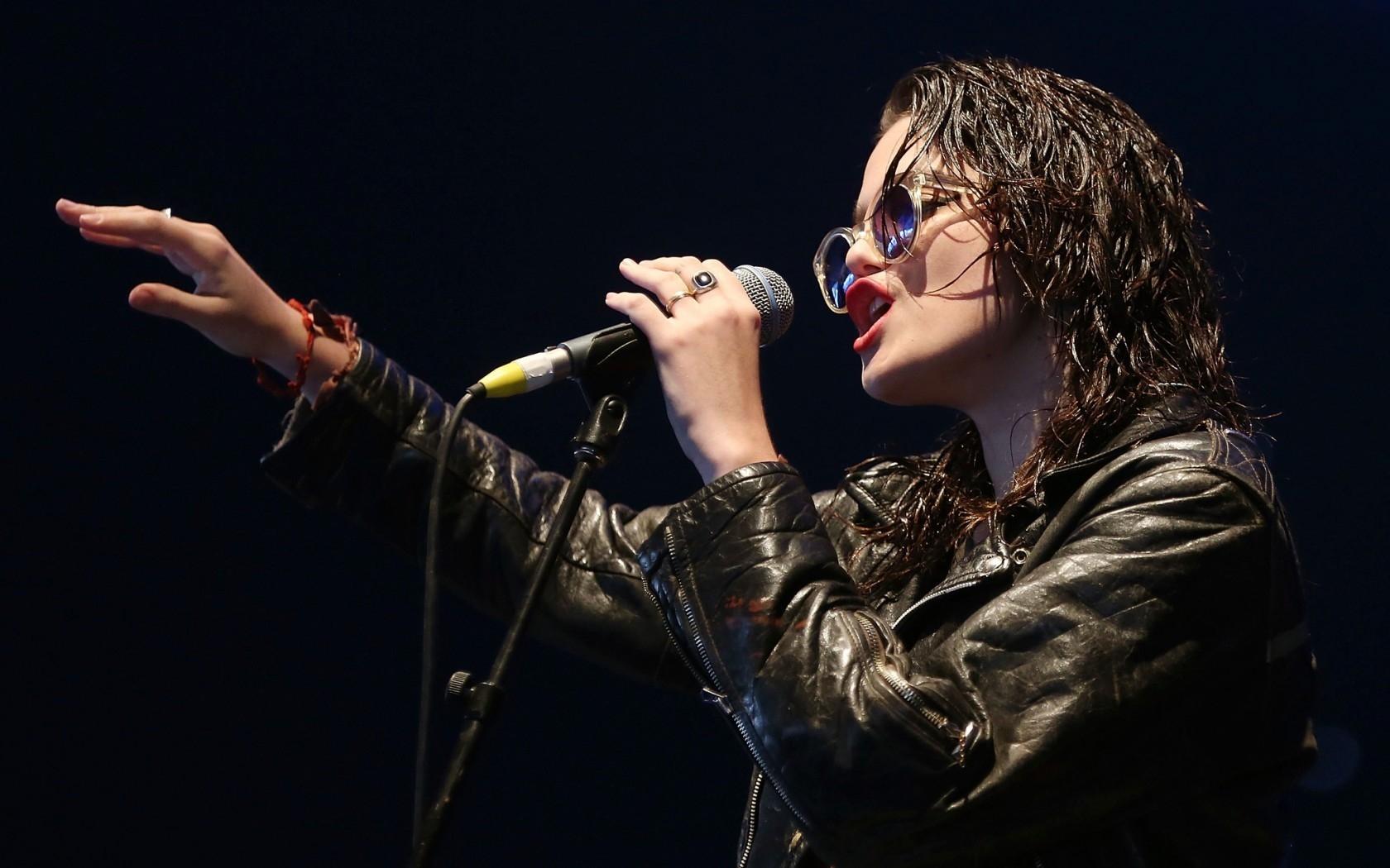 1680x1050 Sky Ferreira Performing Wallpaper