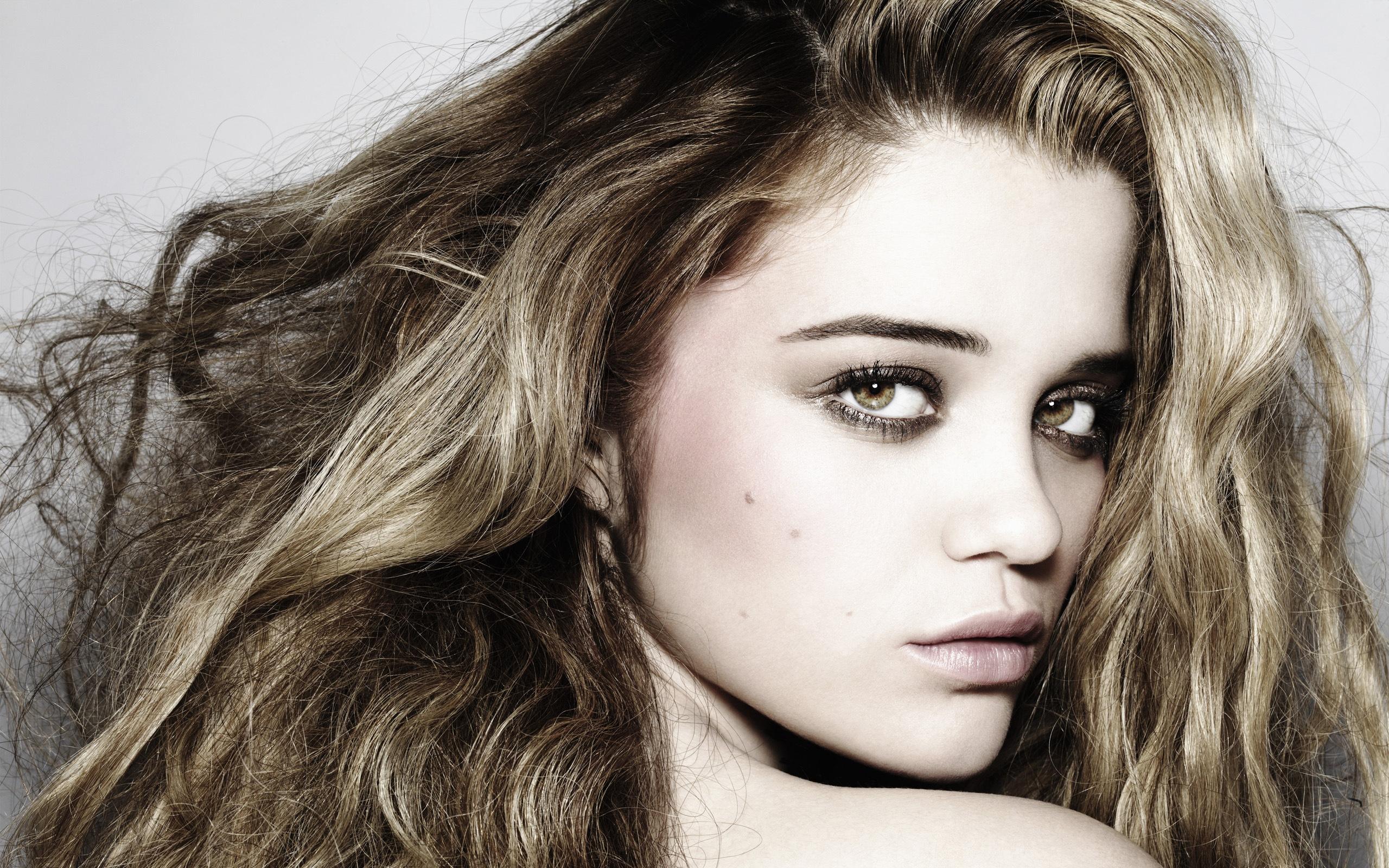 2560x1600 Sky Ferreira Wallpaper in jpg format for free download