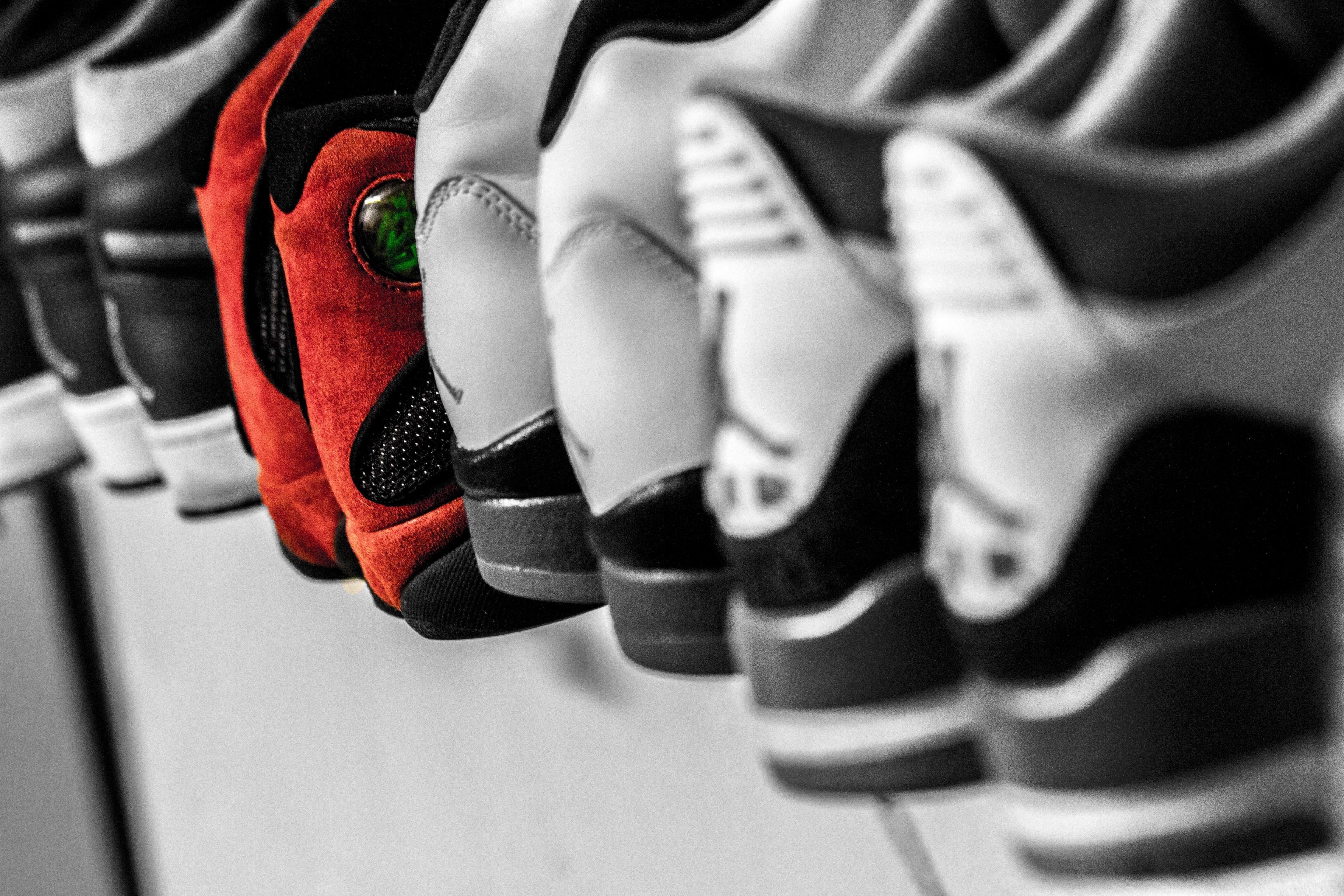 3840x2560 Wallpaper / black and white air jordan sneakers sit on either side of red air jordan sneakers, jordan colection 4k wallpaper