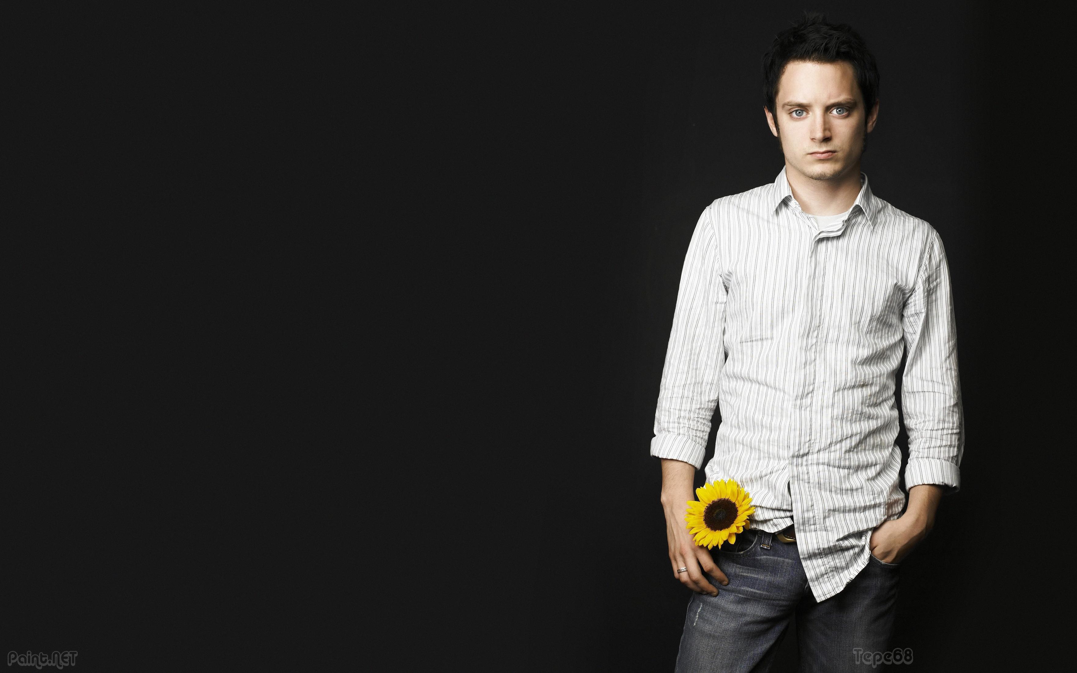 3520x2200 Elijah Wood Wallpaper