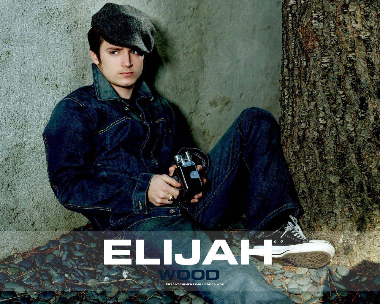 1280x1024 Elijah Wood Wood Wallpaper