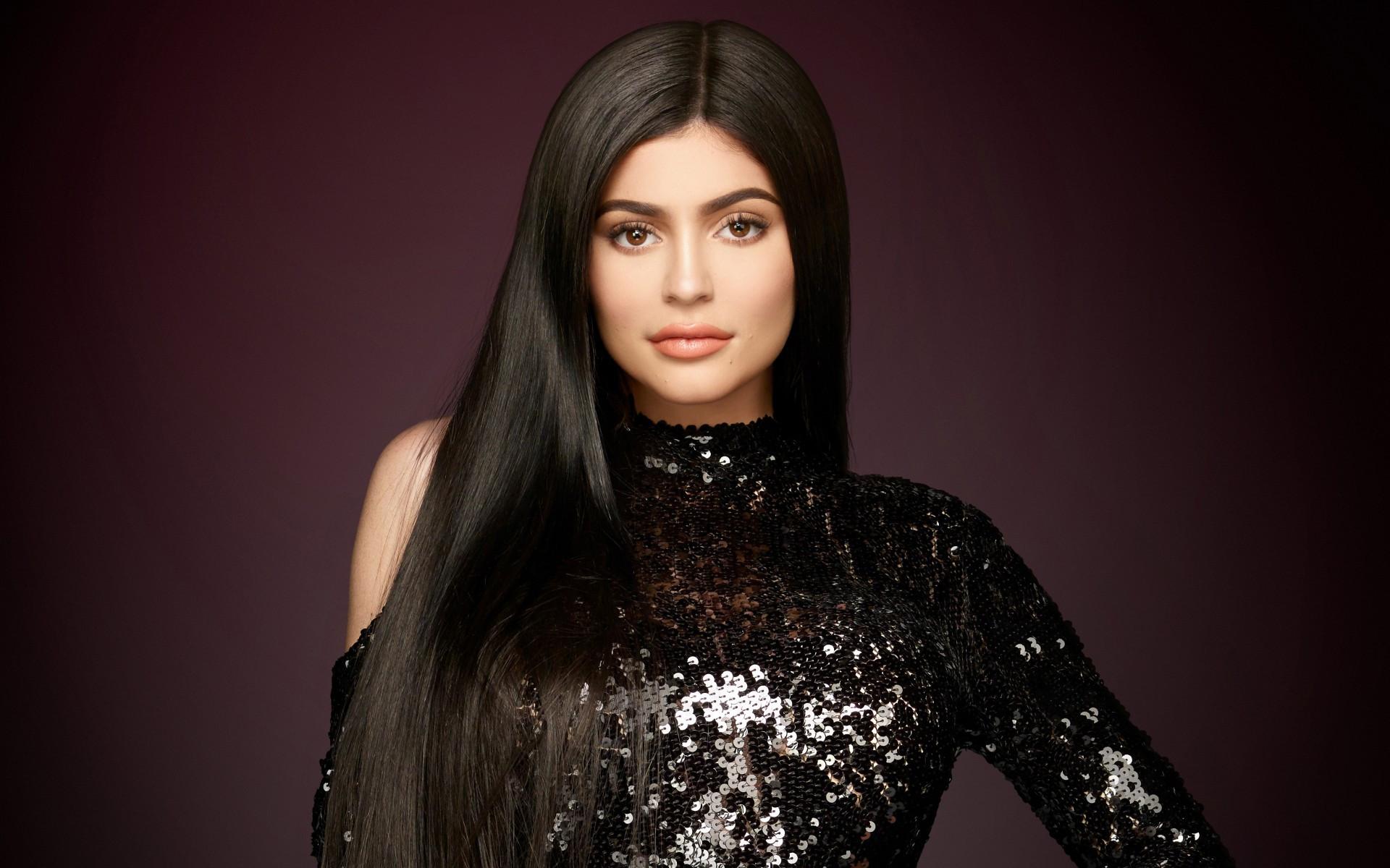 1920x1200 Download 1920x1200 Kylie Jenner, Model, Long Hair, Pink Lipstick Wallpaper for MacBook Pro 17 inch