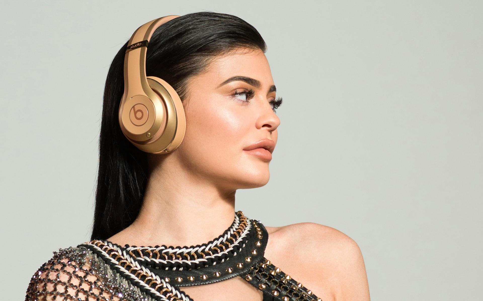 1920x1200 Wallpaper Of American, Black Hair, Headphones, Kylie Jenner Balmain Beats