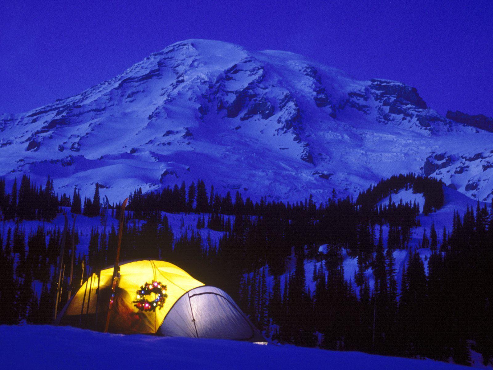 1600x1200 Christmas Camping Wallpaper