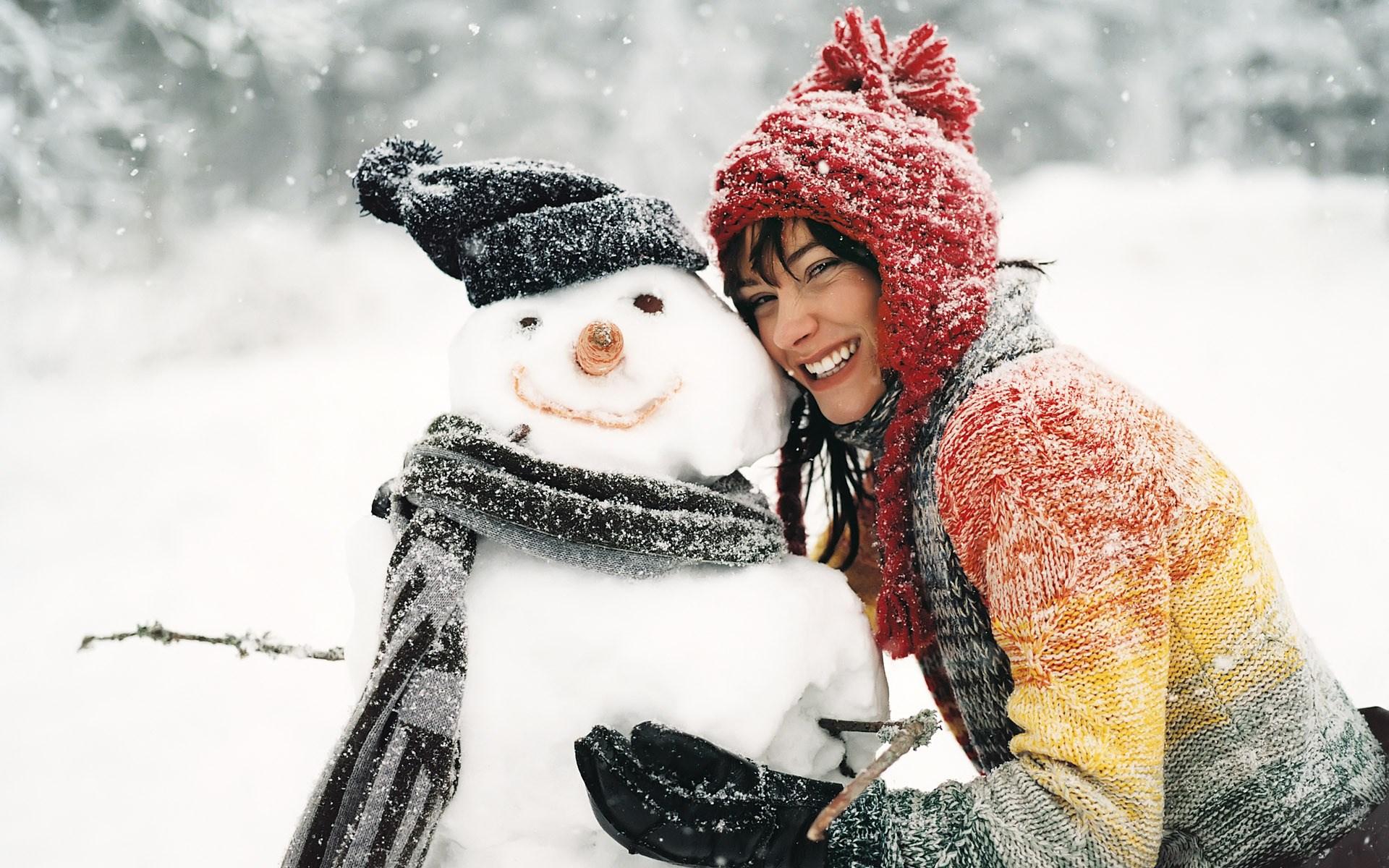 1920x1200 Brunette Girl Kiss Snowman Winter Snowfall