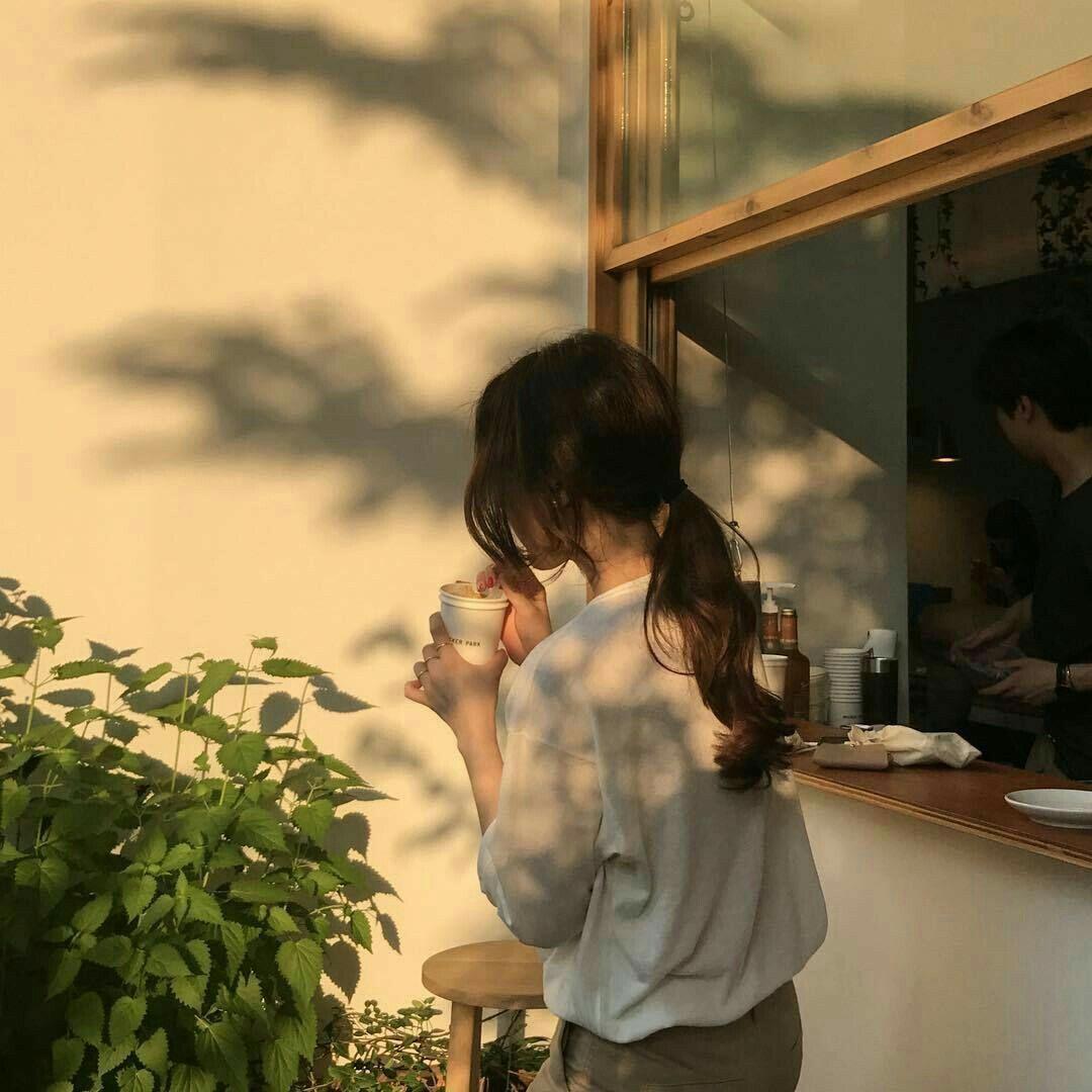 1080x1080 Faceless Girl Aesthetic Light Color Wallpaper