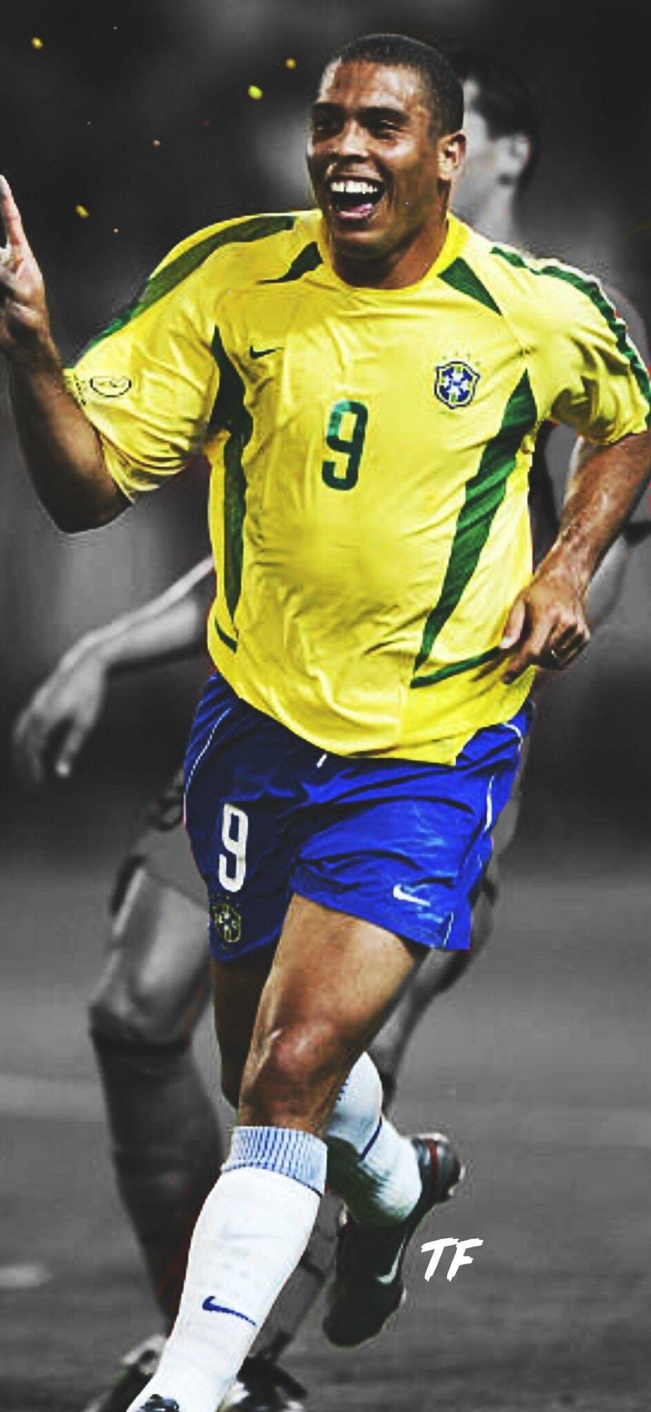 945x2048 Ronaldo. Bóng đá