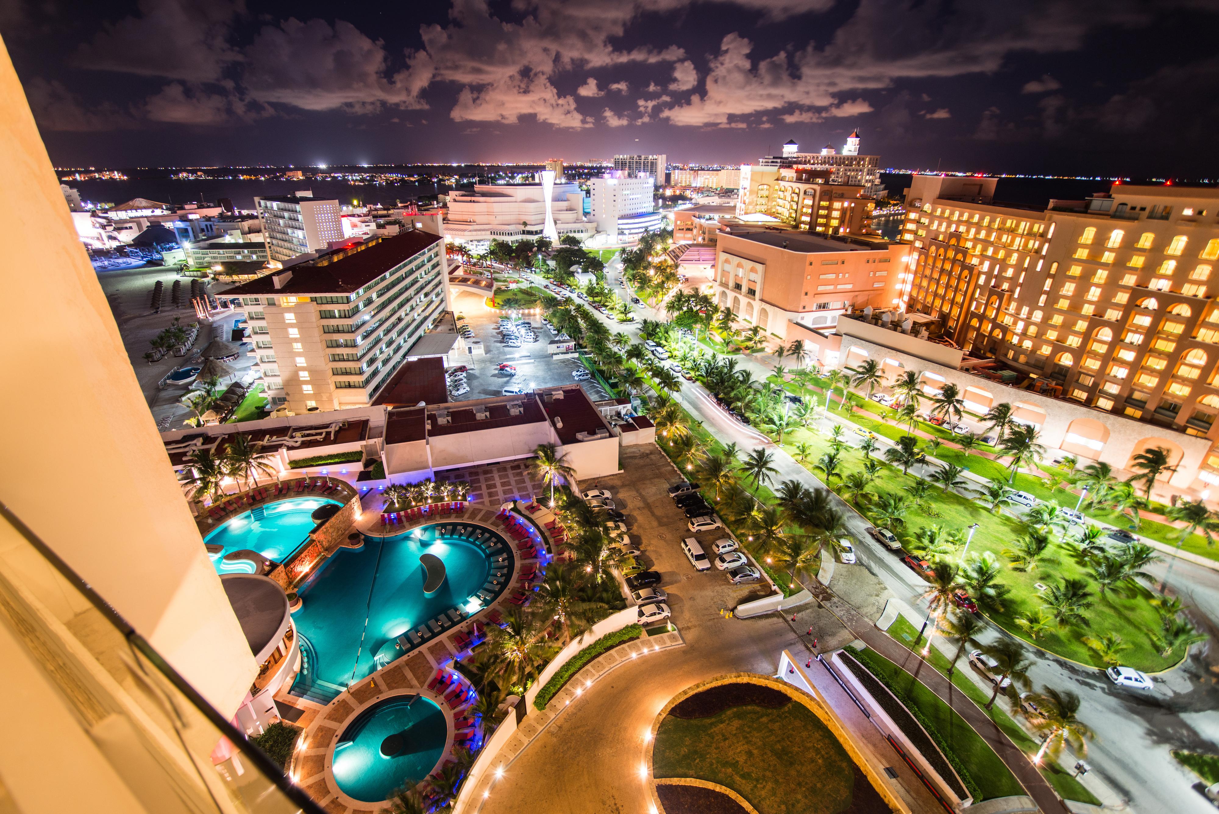 4000x2670 Wallpaper Mexico Swimming bath Cancun Roads night time 4000x2670