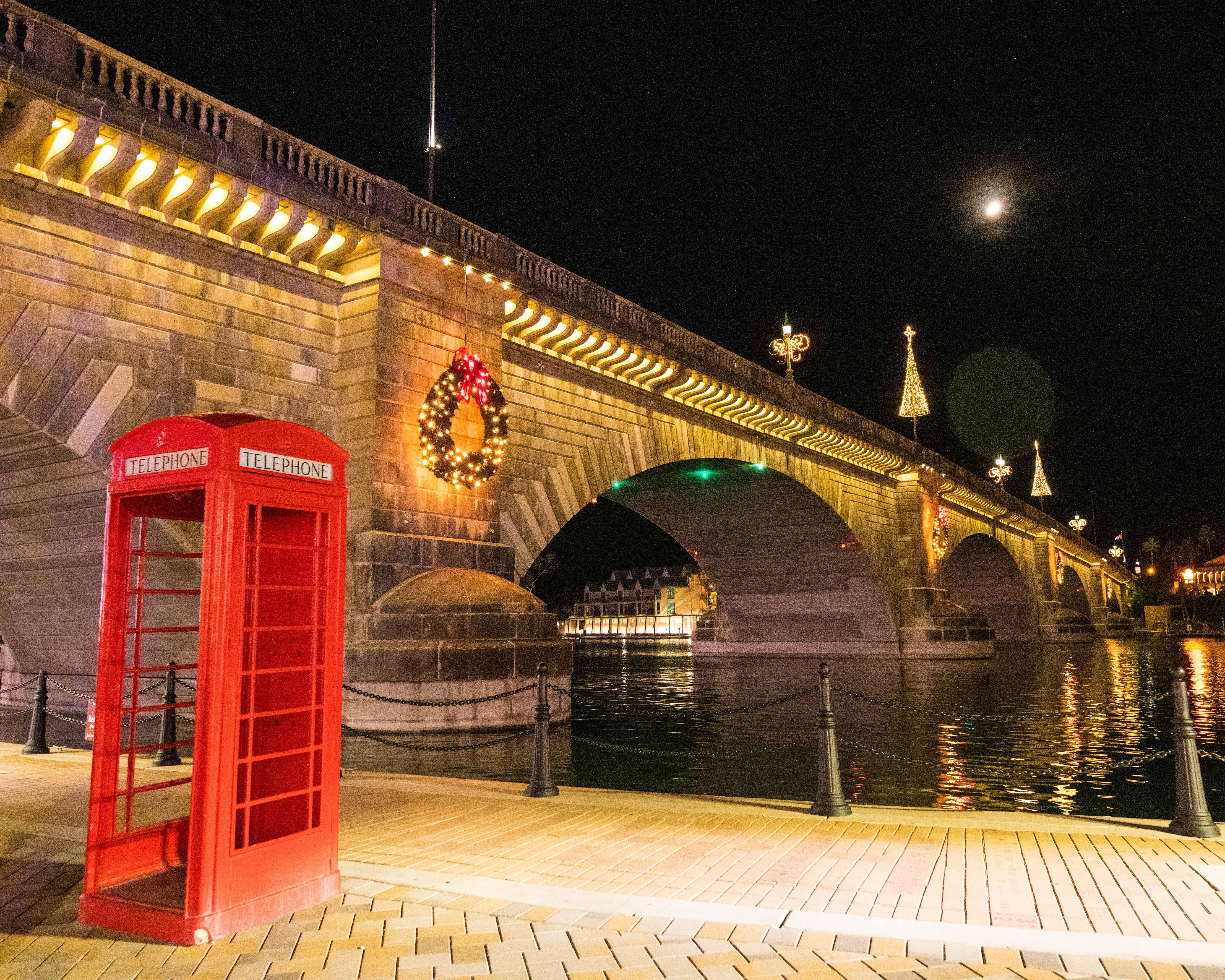 6880x5504 Arizona: Lake Havasu City Festival of Lights the Blue Dot