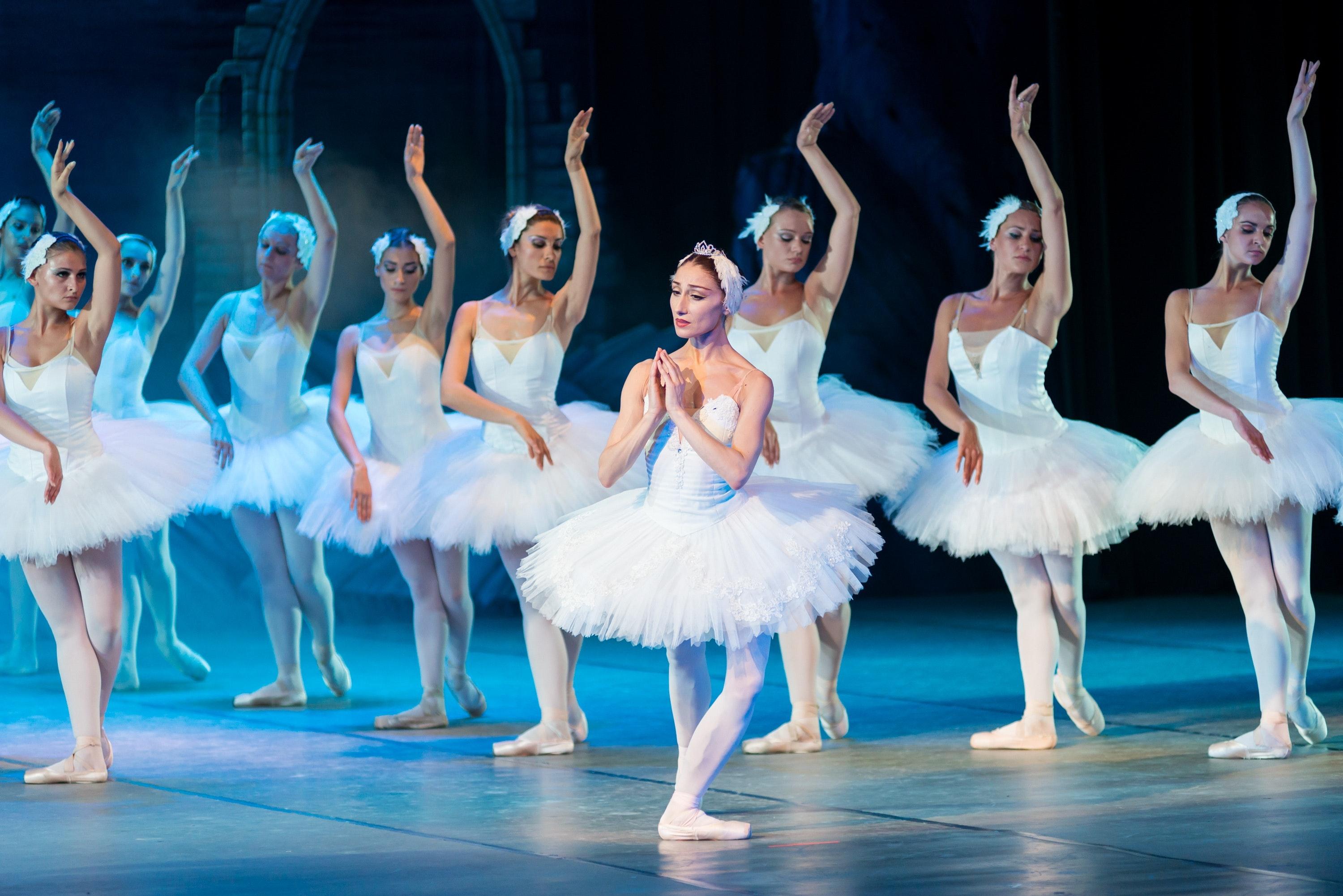 3000x2002 Women's Dancing Ballet · Free