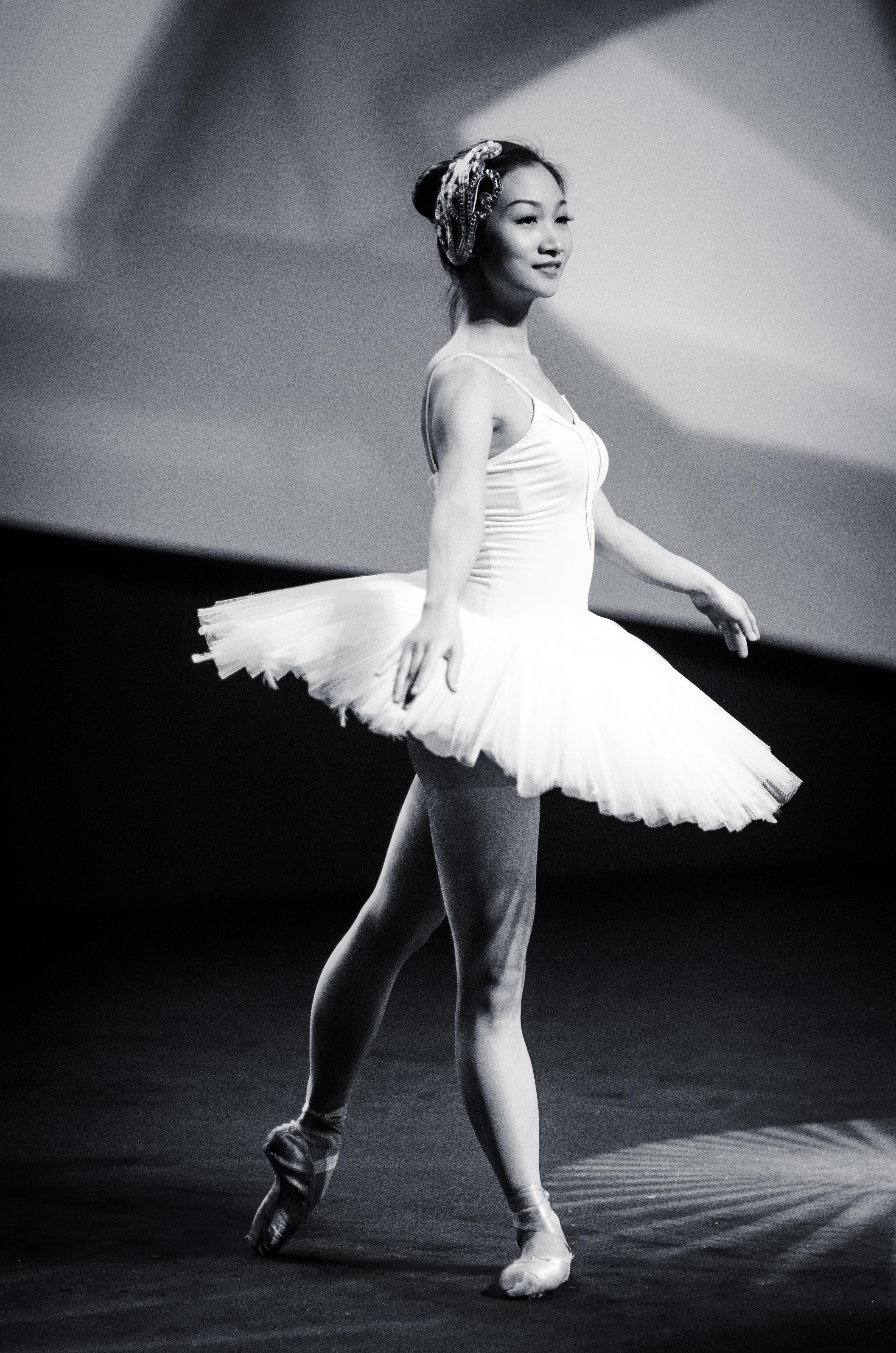 3264x4928 Grayscale Photo of Ballerina · Free