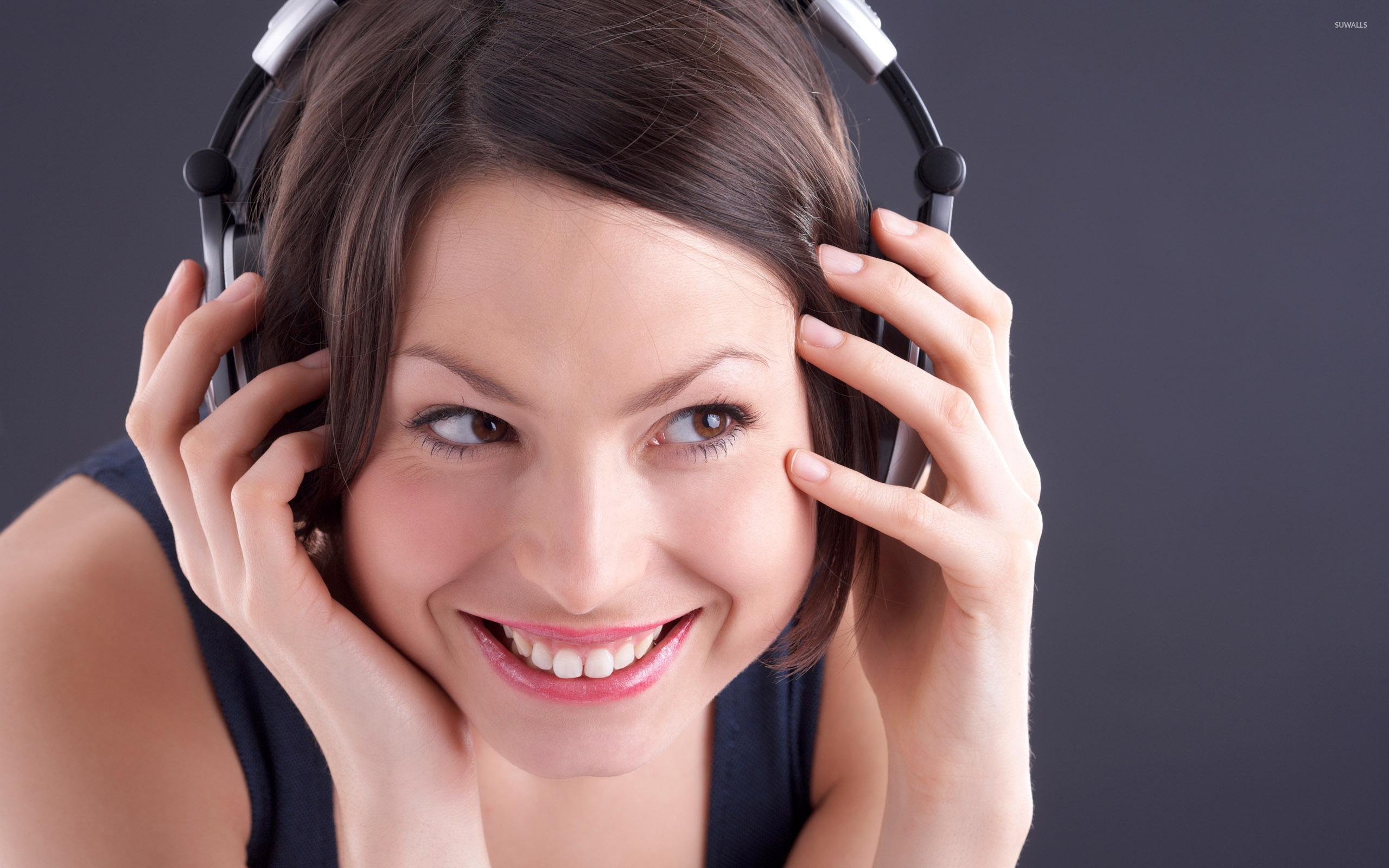 Girl with Headphones Wallpapers Top Free Girl with Headphones Backgrounds WallpaperAccess