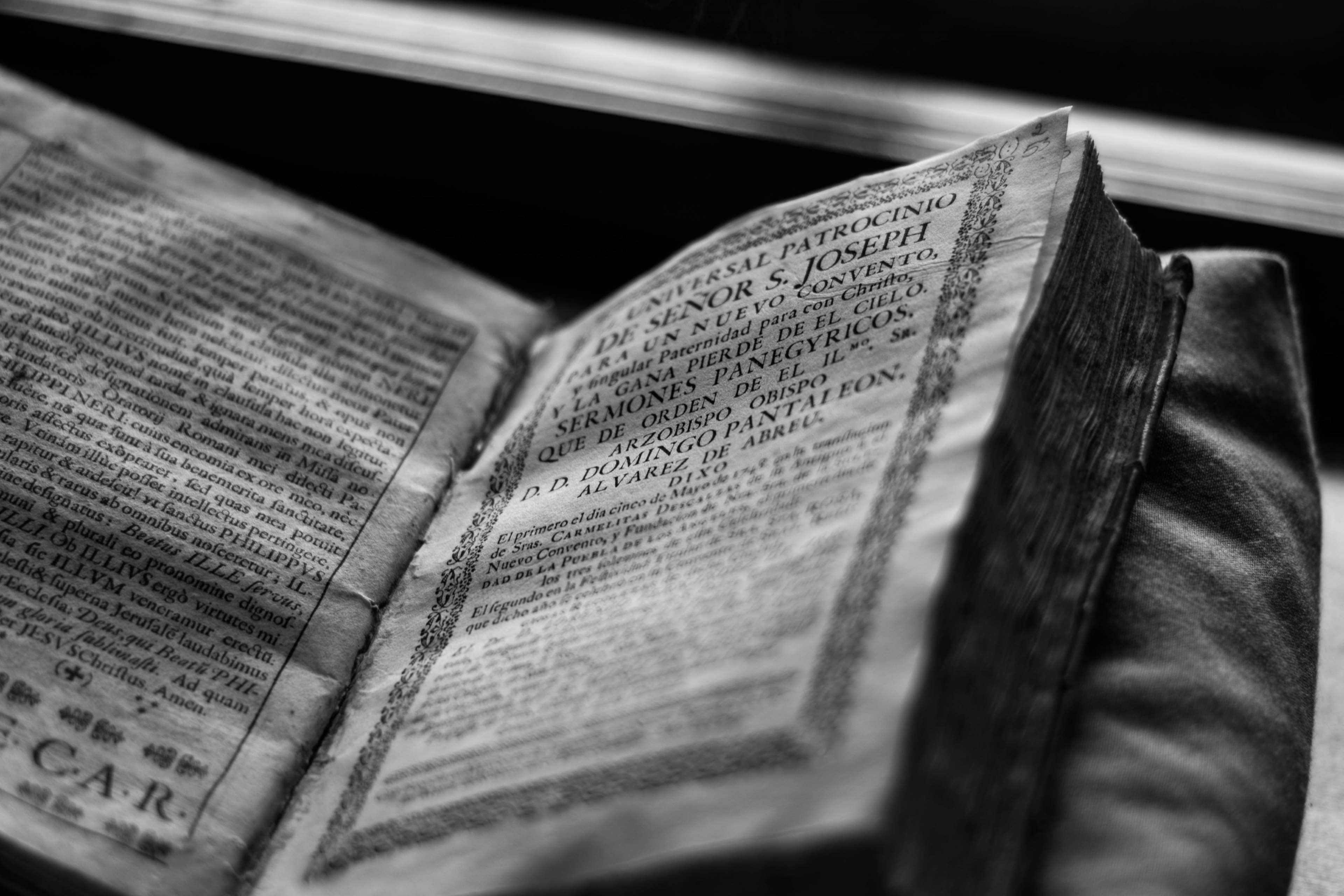 3840x2560 black and white, bokeh, book pages, books, library, old, vintage 4k wallpaper