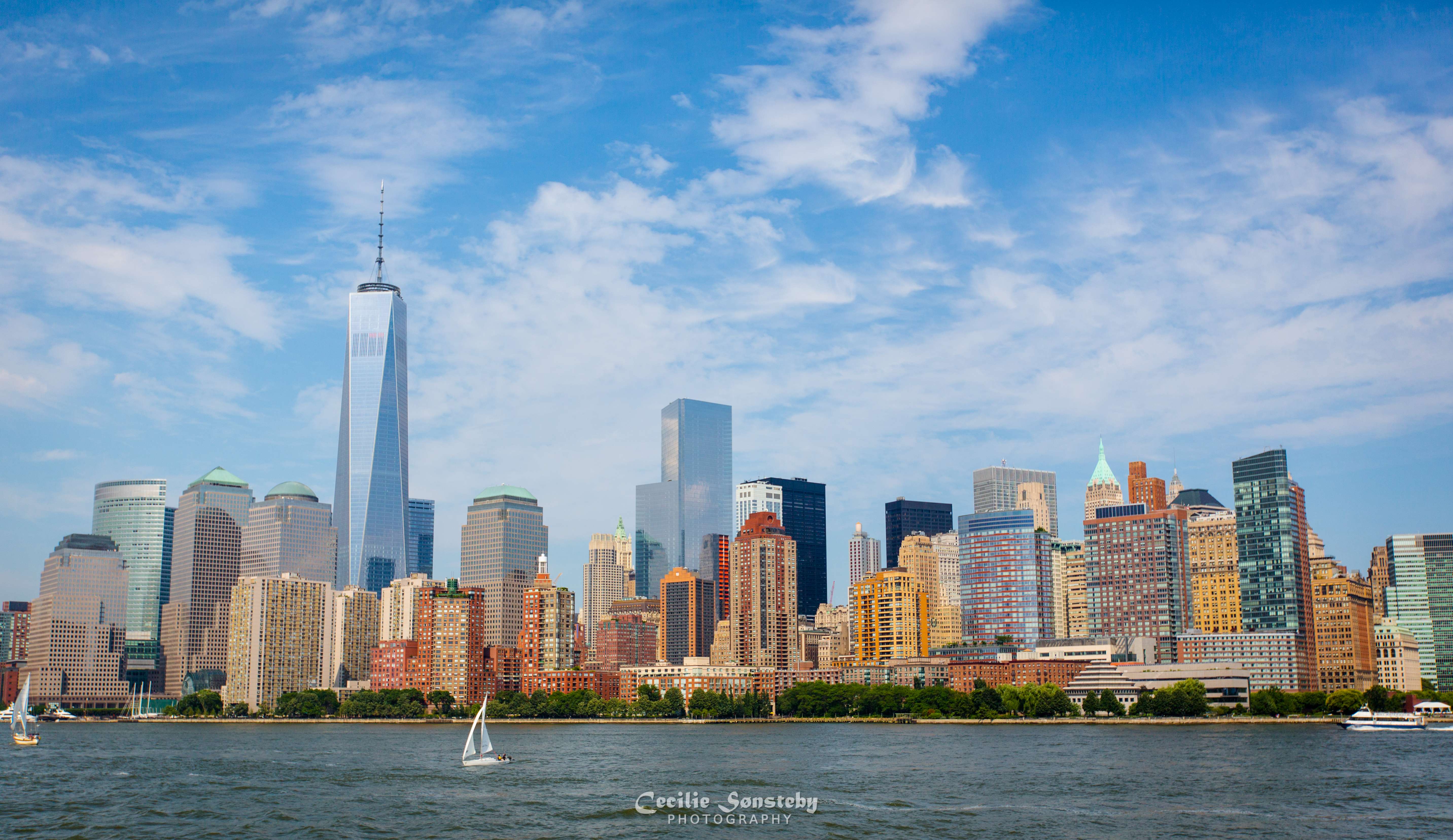 Summer in new york. Лето в Нью-Йорке. Здания за горизонтом. New York Summer. Обои New York Skyskipper.