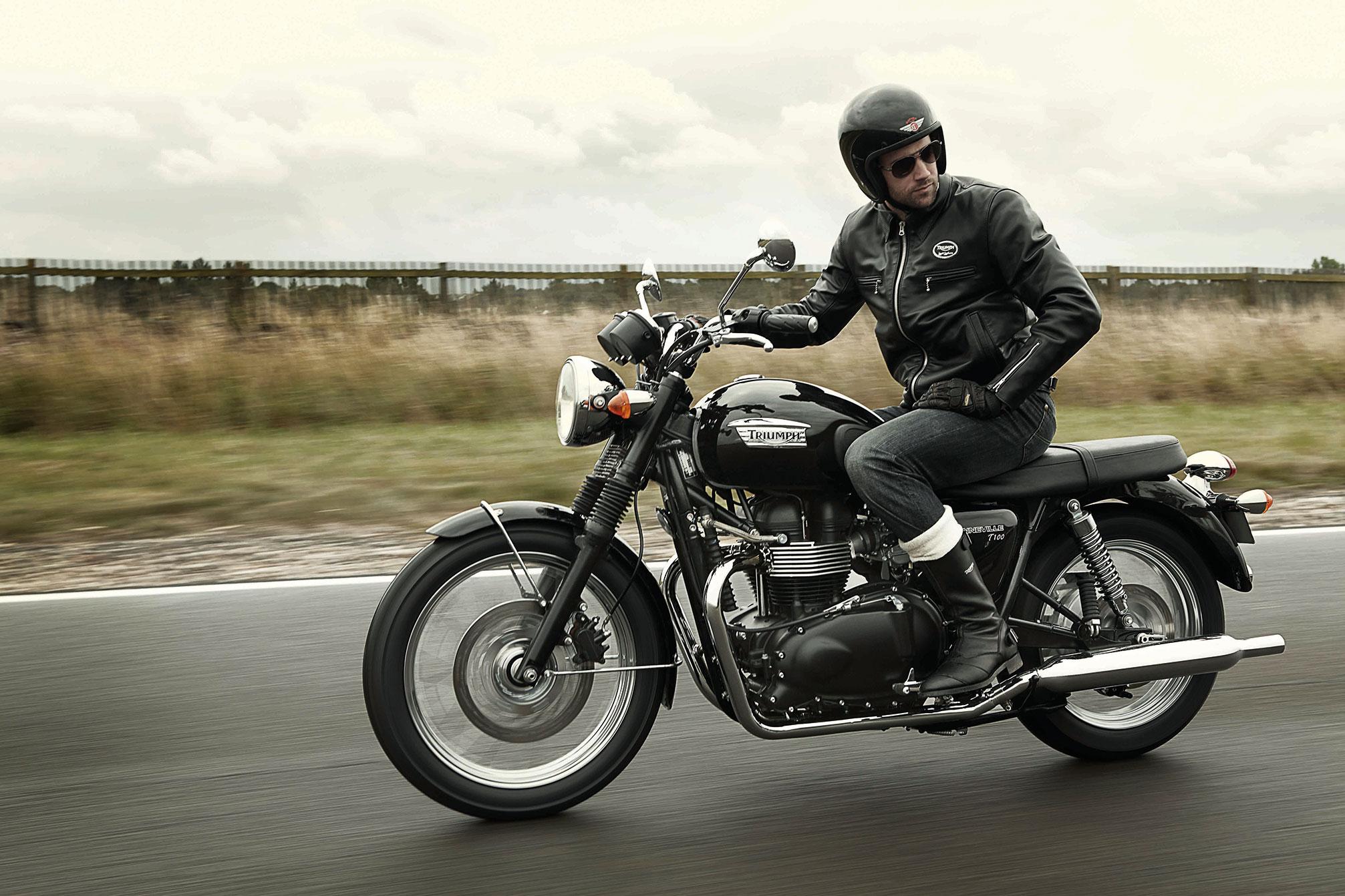 2013x1342 Triumph Bonneville T120 Wallpaper