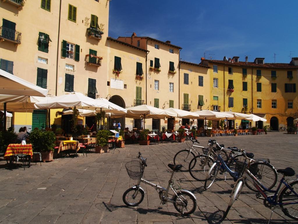 1024x768 A Day in Medieval Lucca Italy
